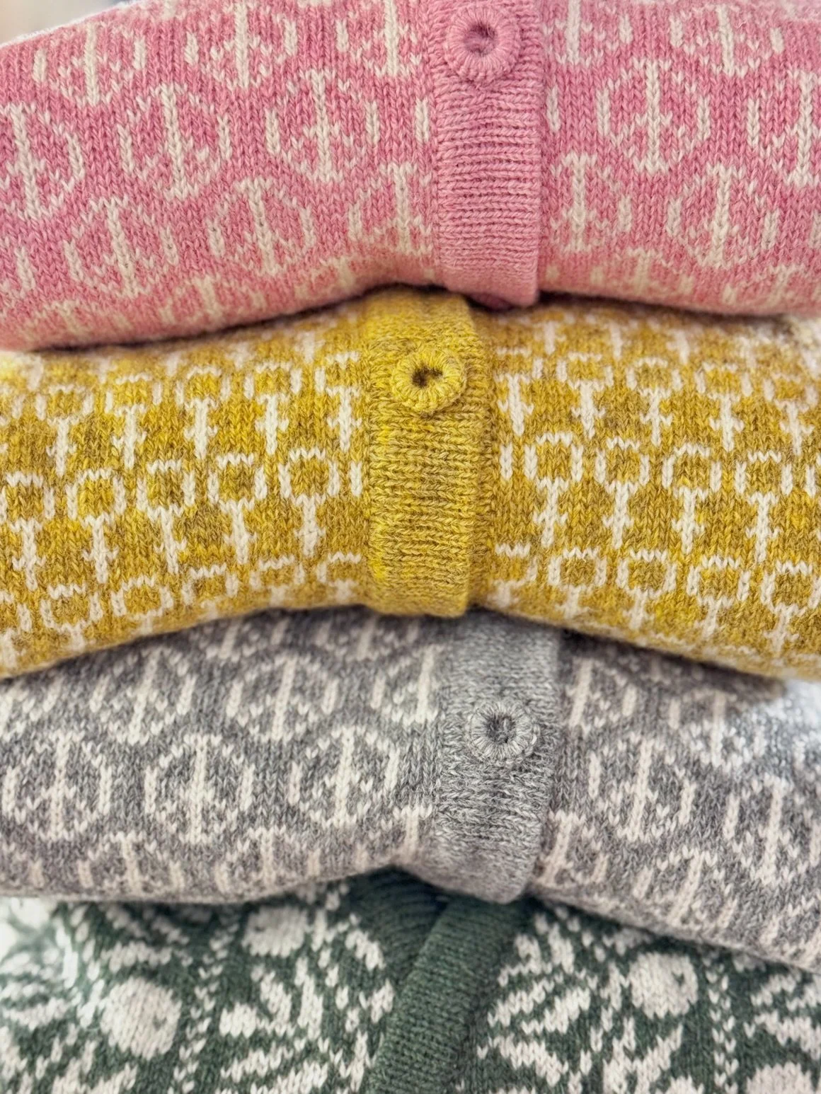 Les beaux pulls et jaquettes en laine de moutons su&eacute;dois sont de retour @la5e_geneve ✨🐑 🇸🇪 

#knittwear #sheepswool #svensk