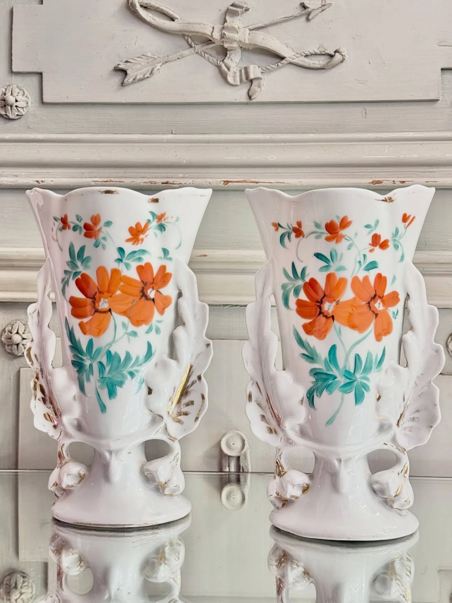 Paire de vases d&rsquo;&eacute;glise aux fleurs oranges, Paris, fin 19e 🧡
