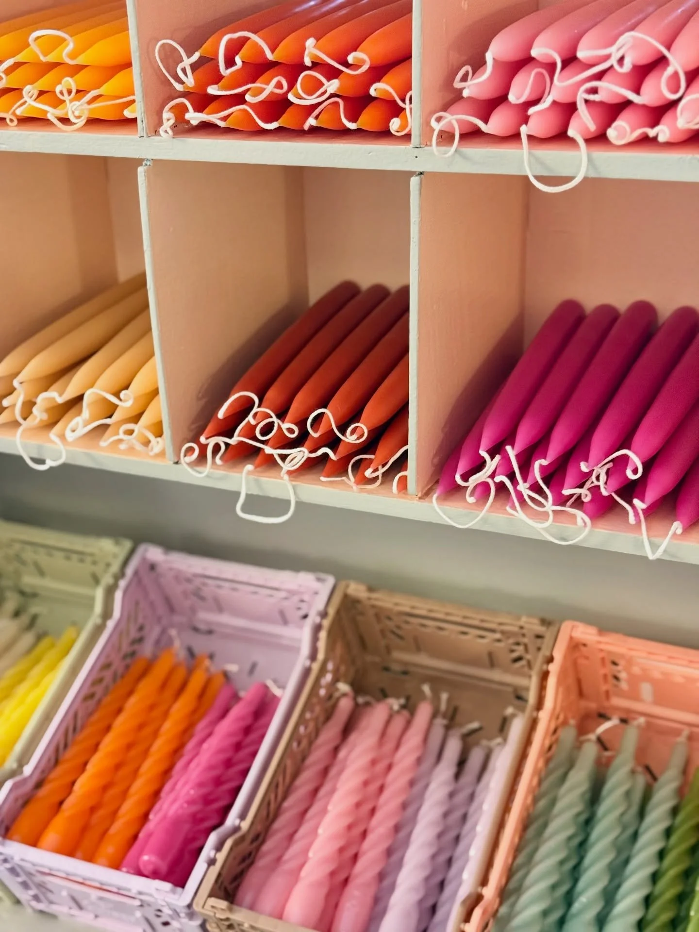 Toutes les bougies de couleurs sont de retour @la5e_geneve 🌈✨

#twistedcandles #colorfulcandles #candlewithatwist #candlelover