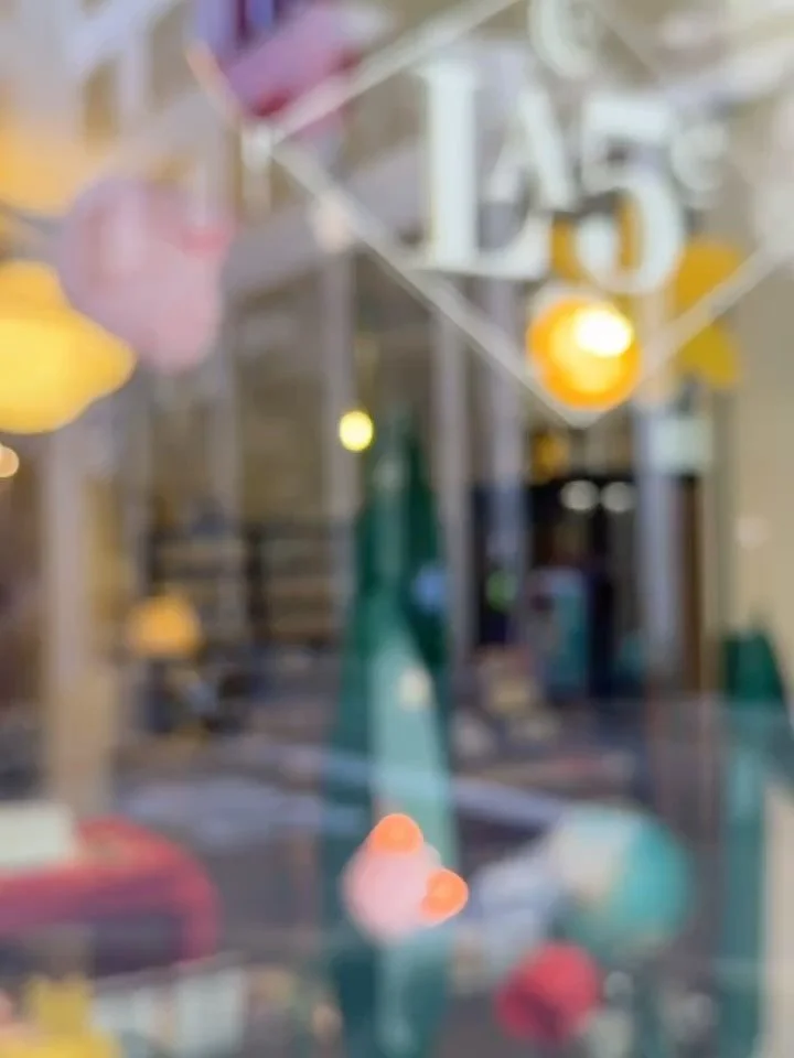 Ic&ocirc;ne des ann&eacute;es 80, la collection de lampe Flower Light, par le designer anglais Mike Bliss est &agrave; d&eacute;couvrir @la5e_geneve 🌷🌻