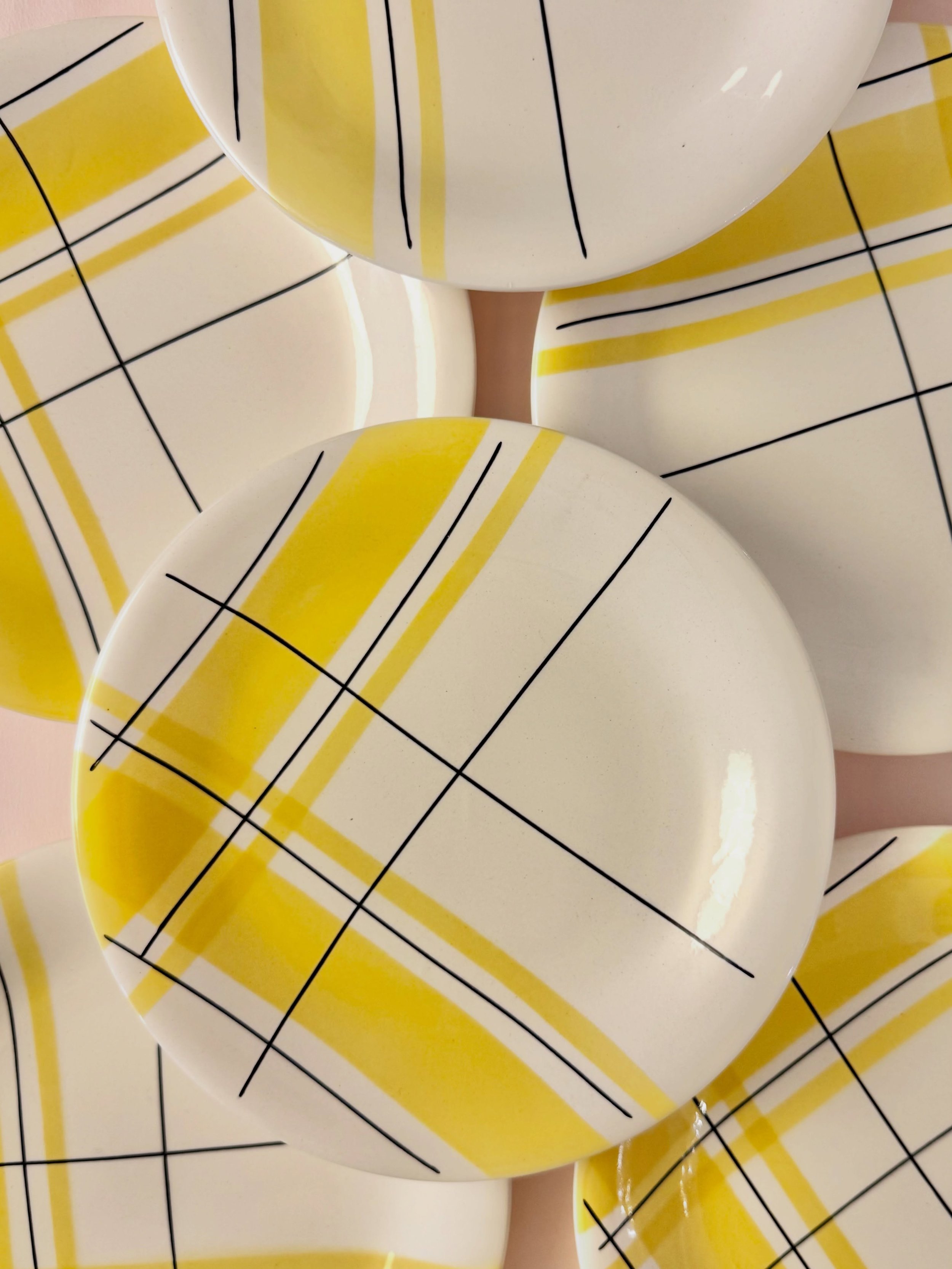 Cute vintage plates @la5e_geneve 🍽️
&bull; Salins 
&bull; Longchamps
&bull; Creil-Montereau