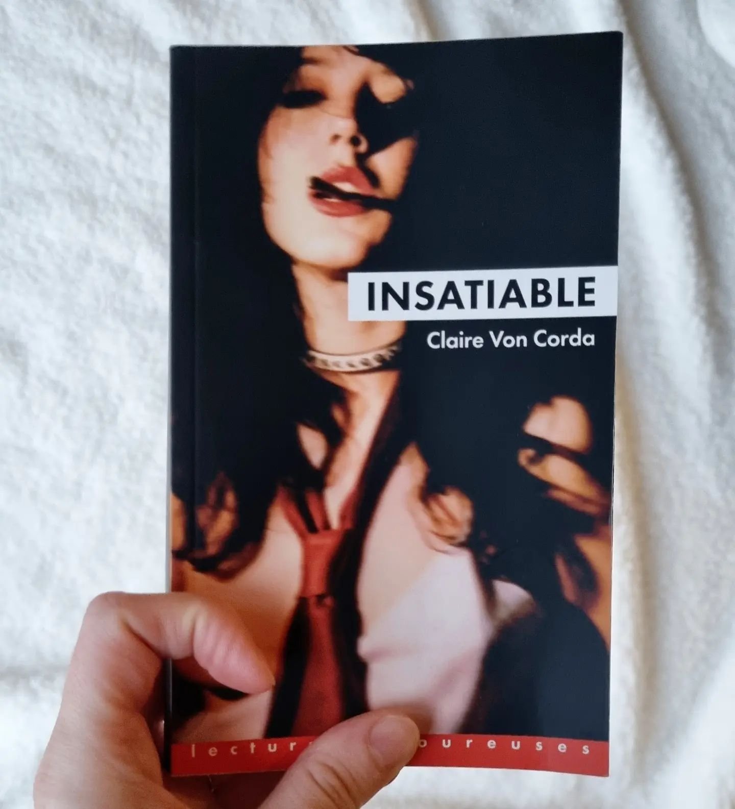 4,5/5 ⭐⭐⭐⭐ &quot;Insatiable&quot; de Claire Von Corda aux &eacute;ditions @lamusardine.editions 

Perdue dans un quotidien ali&eacute;nant, l'h&eacute;ro&iuml;ne de ce roman se sent d&eacute;p&eacute;rir &agrave; petit feu. Des vagues de d&eacute;sir