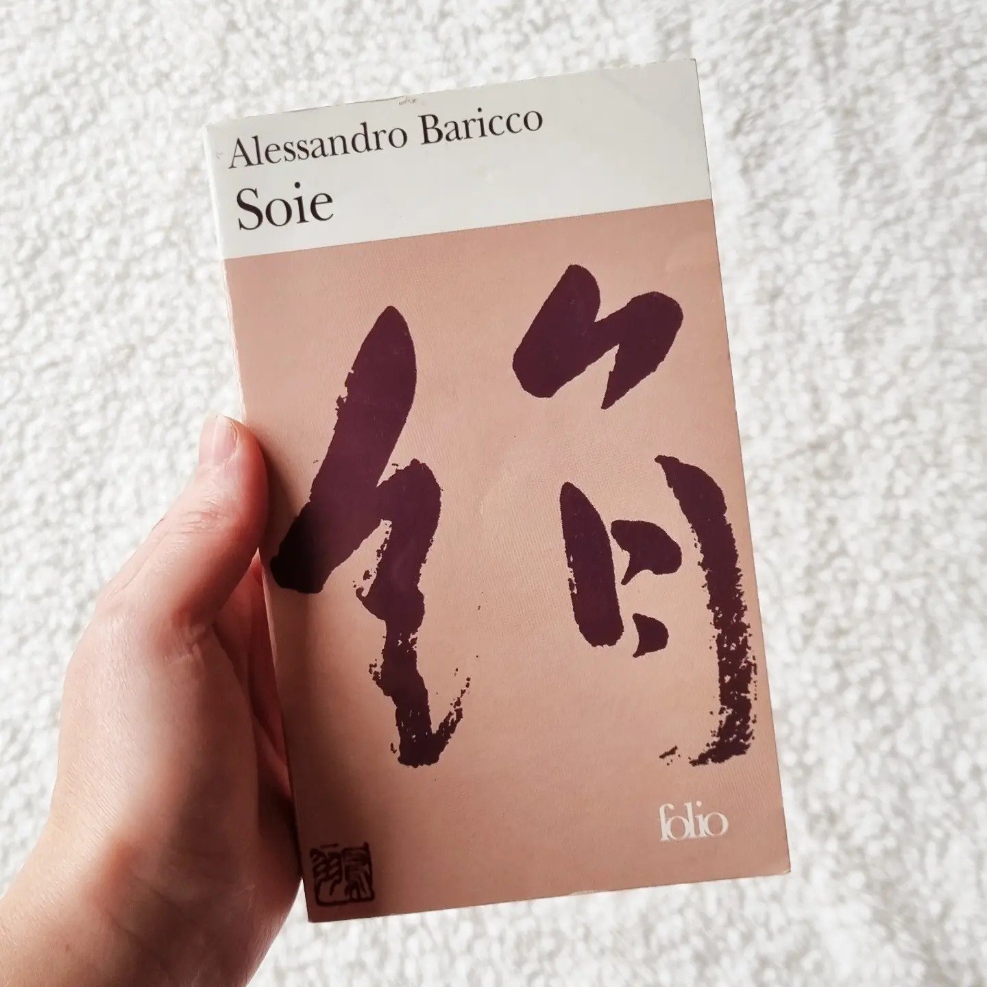 ⭐⭐⭐⭐⭐ 5/5 - &quot;Soie&quot; de Alessandro Baricco

Vers 1860, pour sauver les &eacute;levages de vers &agrave; soie contamin&eacute;s par une &eacute;pid&eacute;mie, Herv&eacute; Joncour entreprend quatre exp&eacute;ditions au Japon pour acheter des