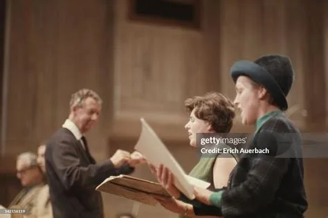 Benjamin Britten mit dem English Seminar Choir.