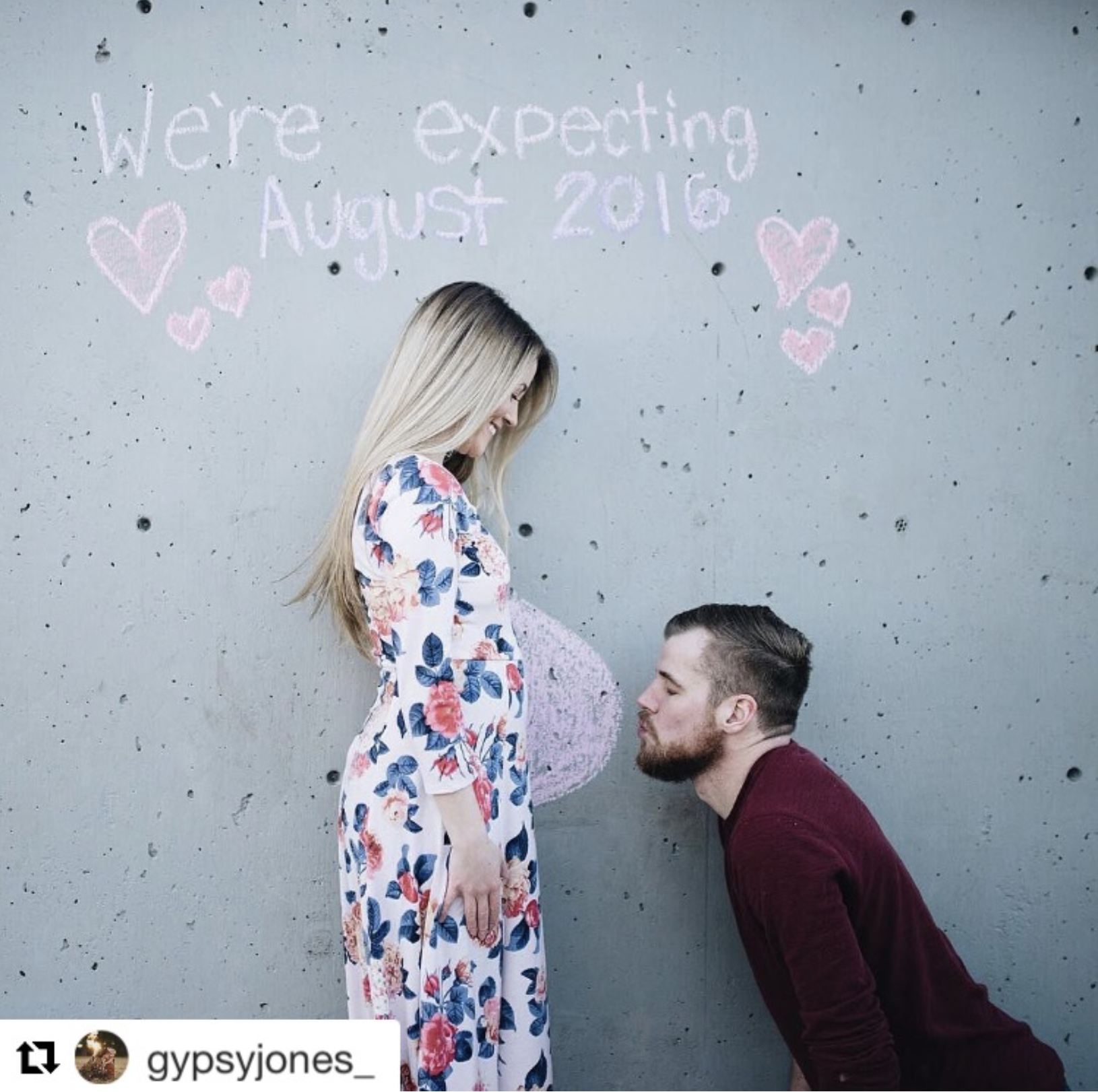 FOR COUPLESWe’re loving this chalk wall future bump pregnancy announcement! Minimal artistic talent required.