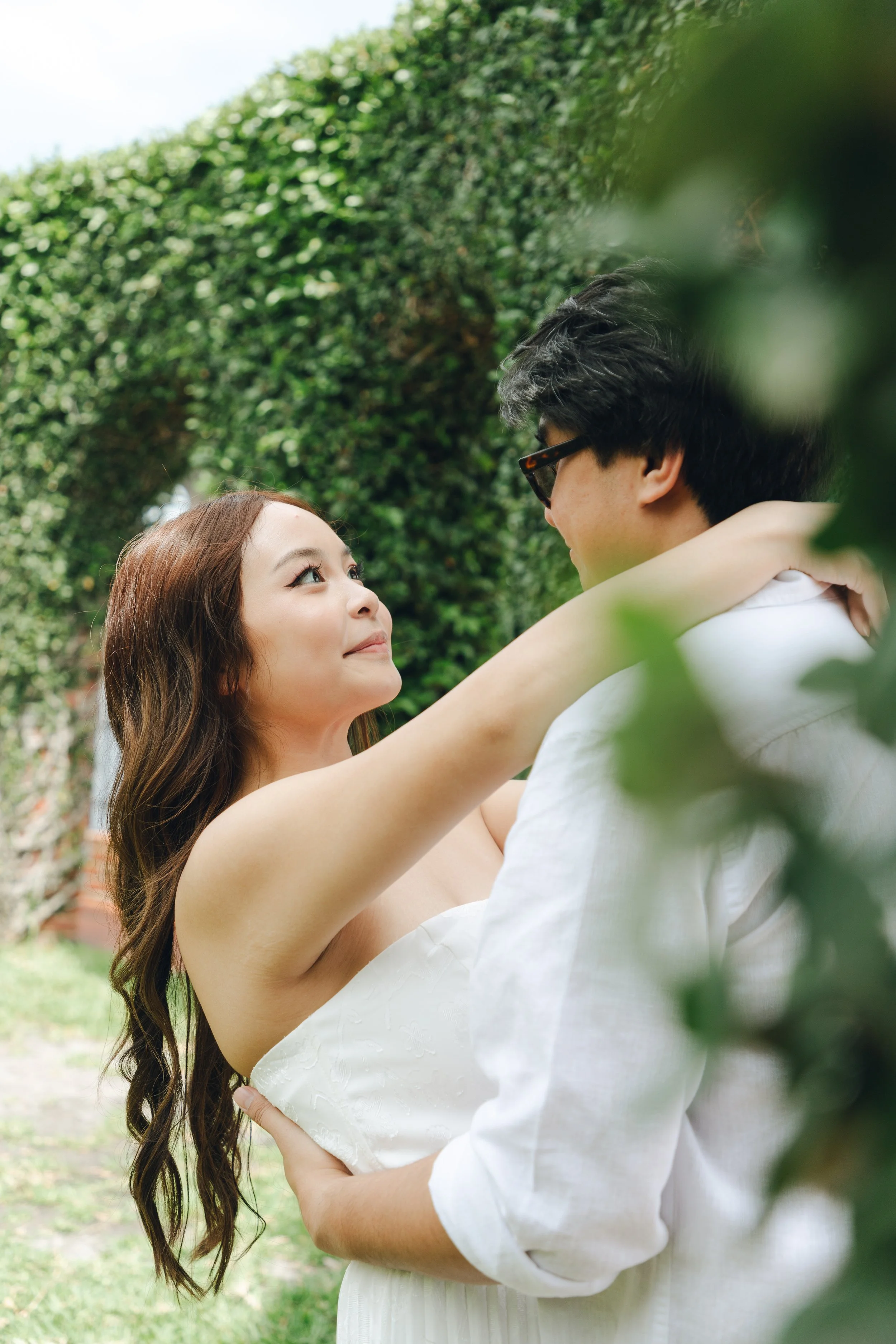 Candid engagement session at the Cummer Museum.