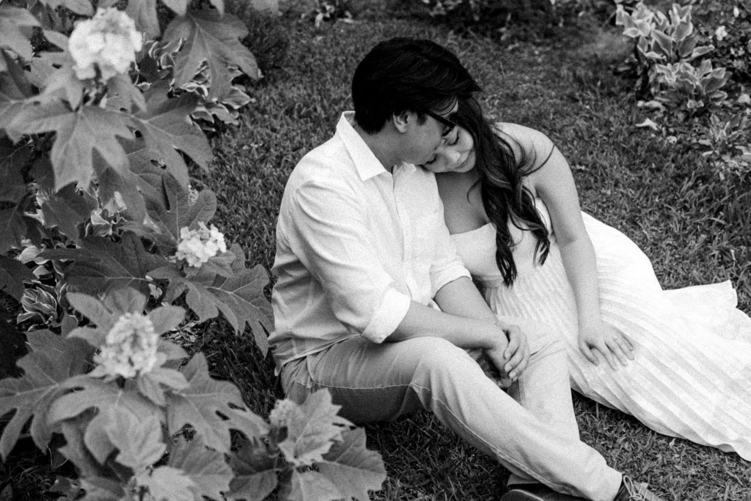 Couple embracing in the gardens of the Cummer Museum.