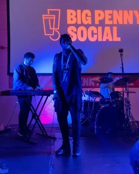 In the club with my homies
.
The HHHB killin’ it @bigpennysocial 
.
#livehiphop #livemusic #bigpennysocial #fanfootage #usher #drdre #nextepisode #yeah