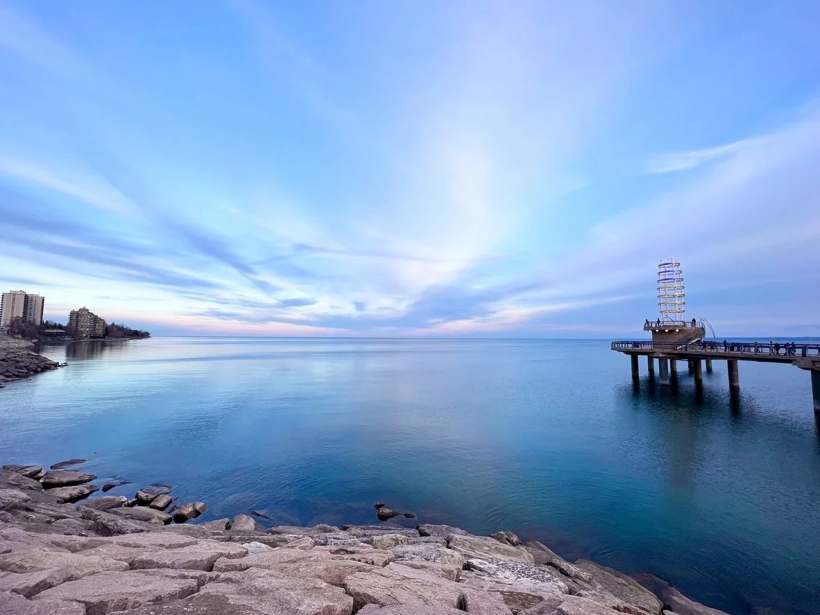 Horizon view over lake Ontario from rocks in Burlington.