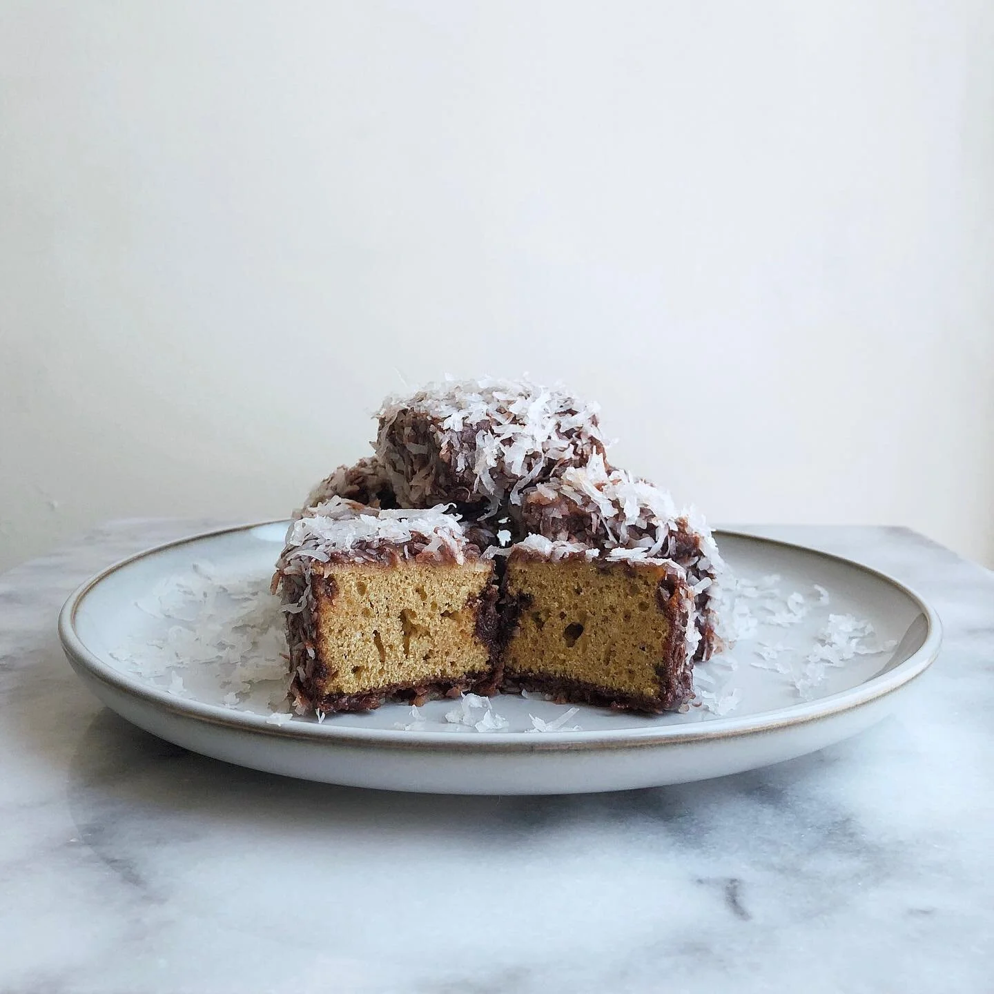 Experimenting with flavours and made hojicha lamingtons! The tea sponge compliments the chocolate coating and is soo tasty ☕️
. 
.
.
.
.
#lamington #coconut #vanillasponge #cakesofinstagram #cake #cakestagram #hojicha #hojichacake