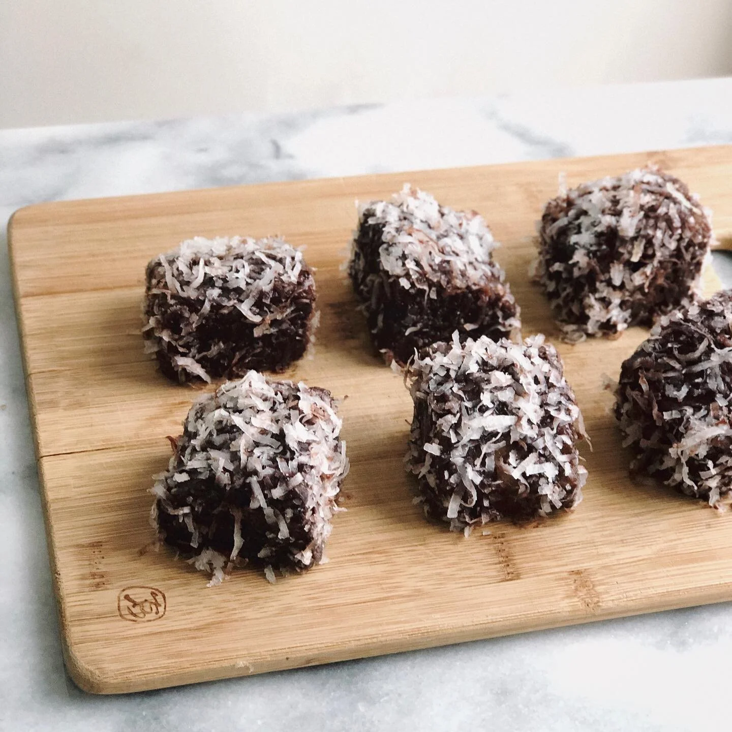 Assortment of classic and hojicha lamingtons ❣️
.
.
.
.
.
#lamington #coconut #vanillasponge #cakesofinstagram #cake #cakestagram #hojicha