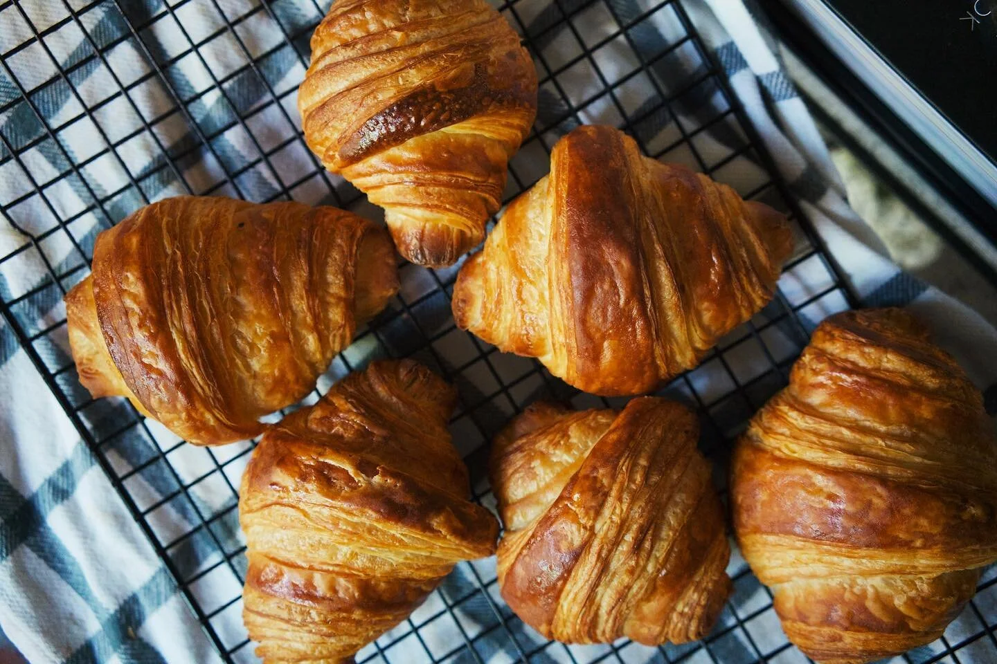 My lil croissant 🥐

📸: @shirrrley 
.
.
.
.
.
.
#croissant #bakingfromscratch #bakersofinstagram #croissants #bakery