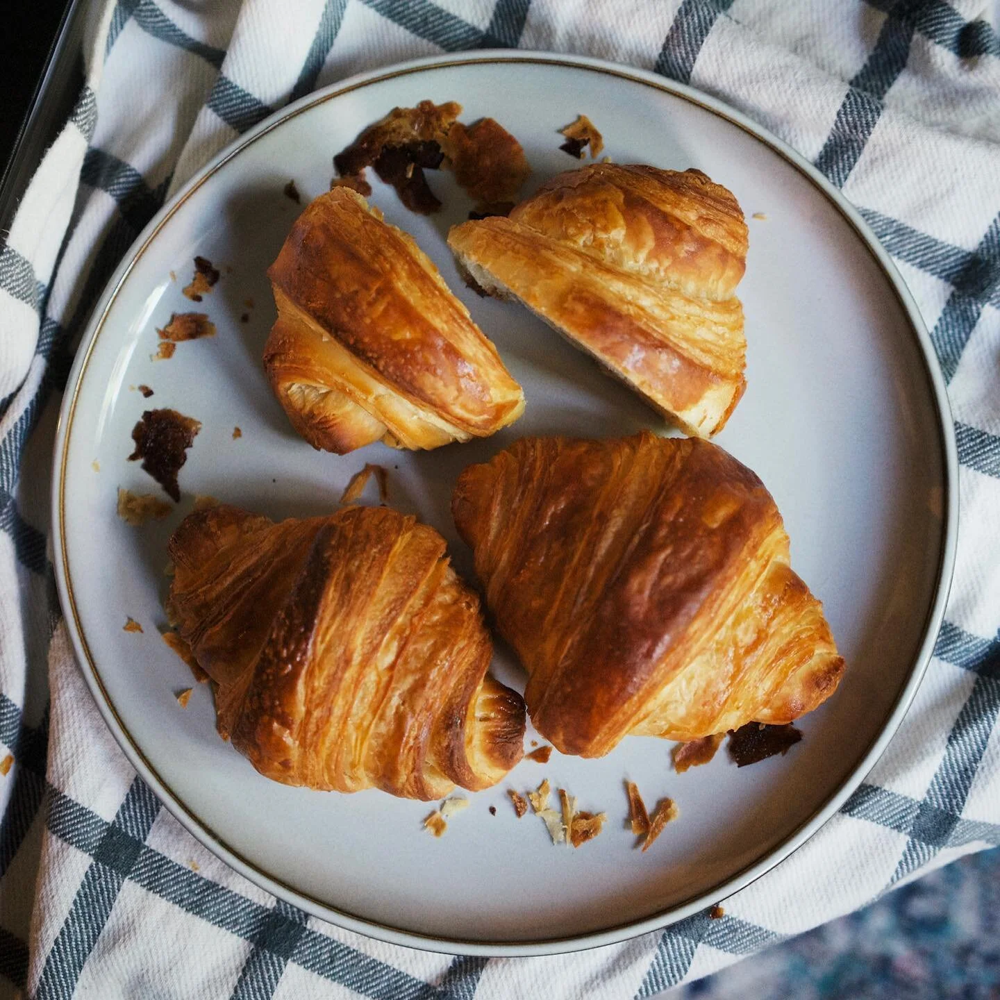 Sunday croissants; we&rsquo;re also having fun playing around with food styling! Pls share your fave food photography IGs so I can follow 😍

📸: @shirrrley 
.
.
.
.
.
#croissant #bakingfromscratch #bakersofinstagram #croissants #bakery #foodstyling 