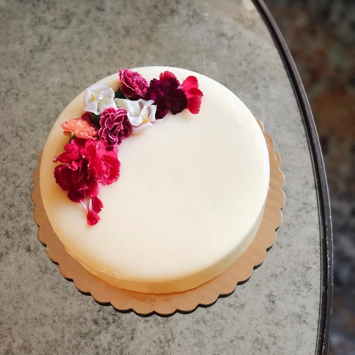 Entremet birthday cake!! This one is light and airy from the white chocolate mousse, then balanced with the zesty passion fruit and calamansi layers 🤤 Totally worth the 8478217 hours in the kitchen and perfect treat to celebrate my food photographer