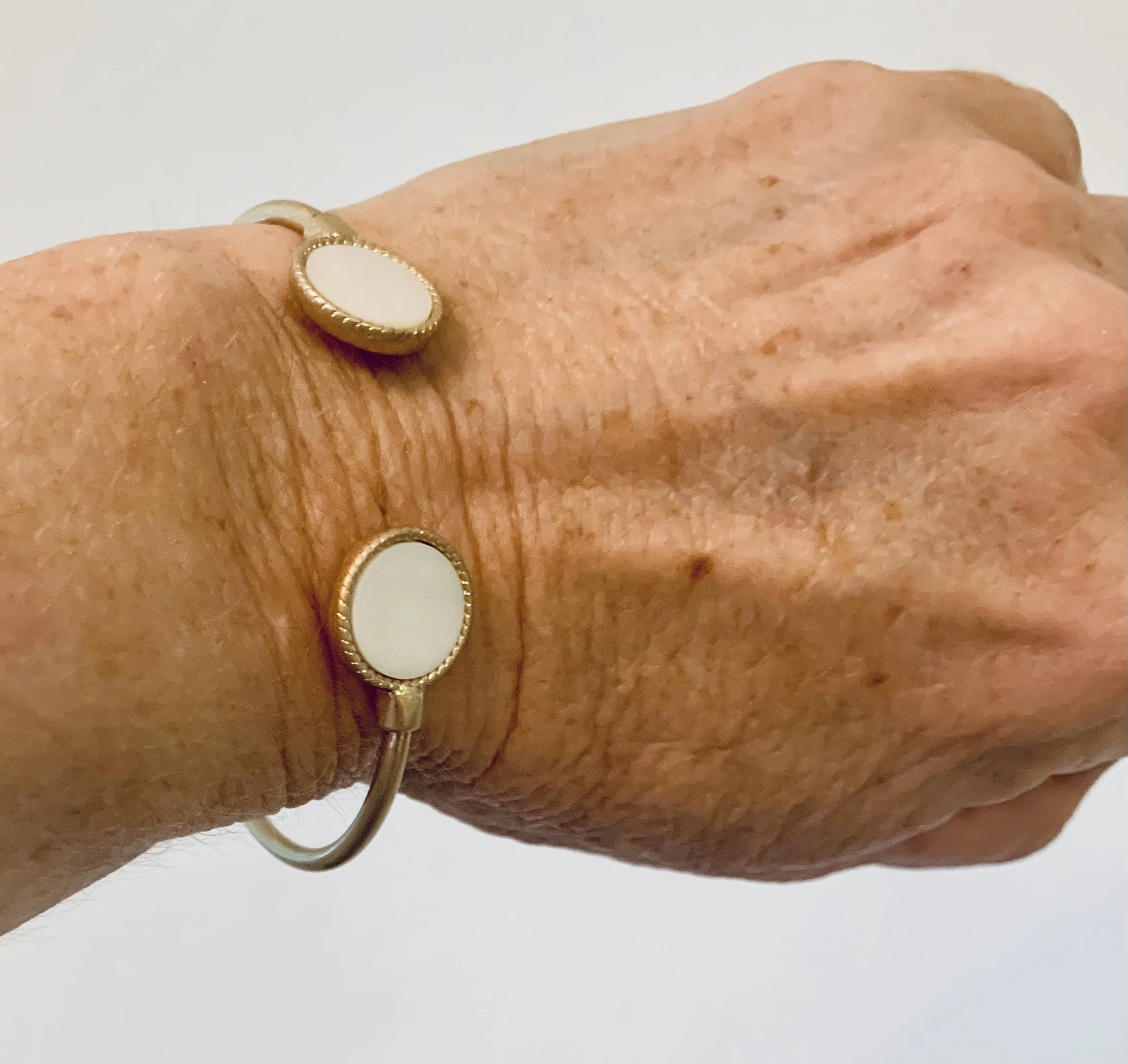 Peyton Circle Disc Bangle with Mother of Pearl Details