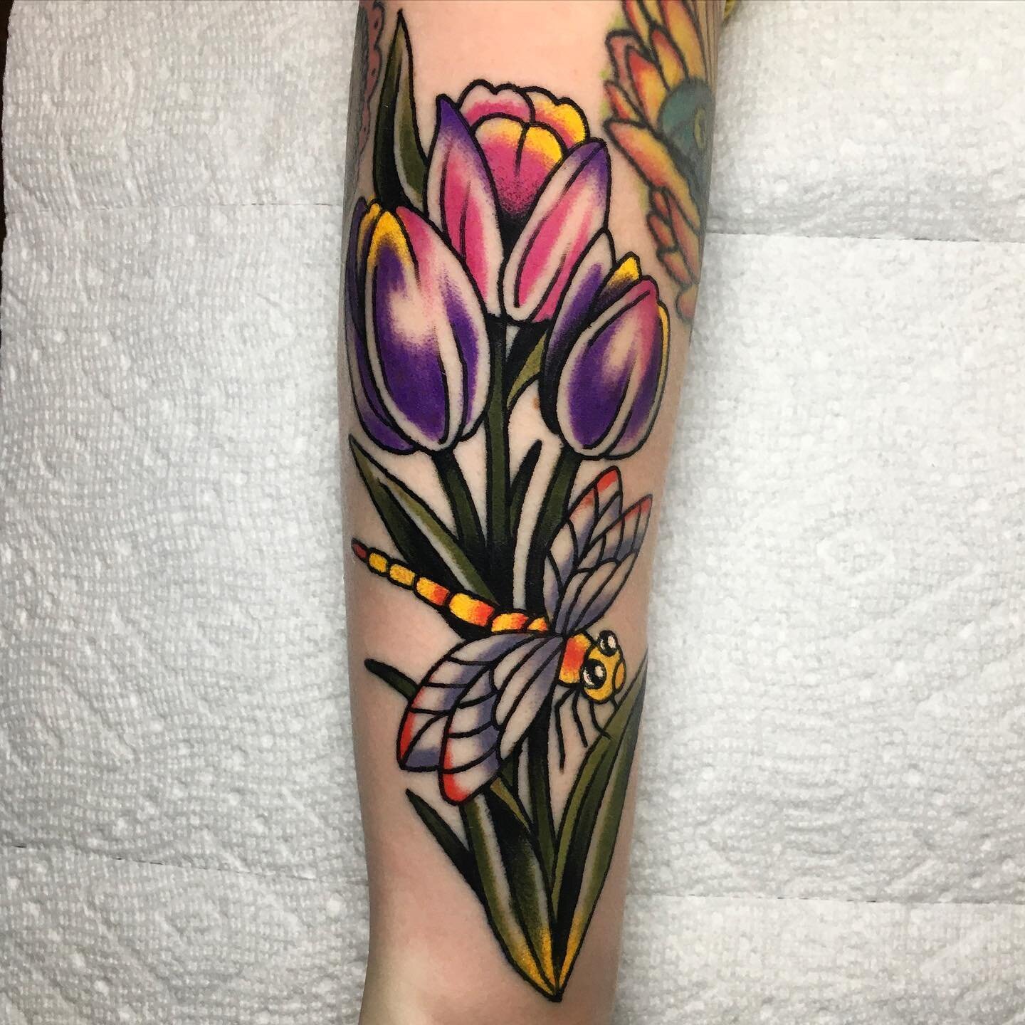 🌷🦋 Dragonfly and tulips #tattoo #tattoos #traditionaltattoo #dragonfly #tulips #flowertattoo #naturetattoo #bugtattoo #tradisrad #radtrad #colortattoo #usatraditional #tradworkers #ladytattooers #knoxvilletattoo #boldwillhold #bright_and_bold #best