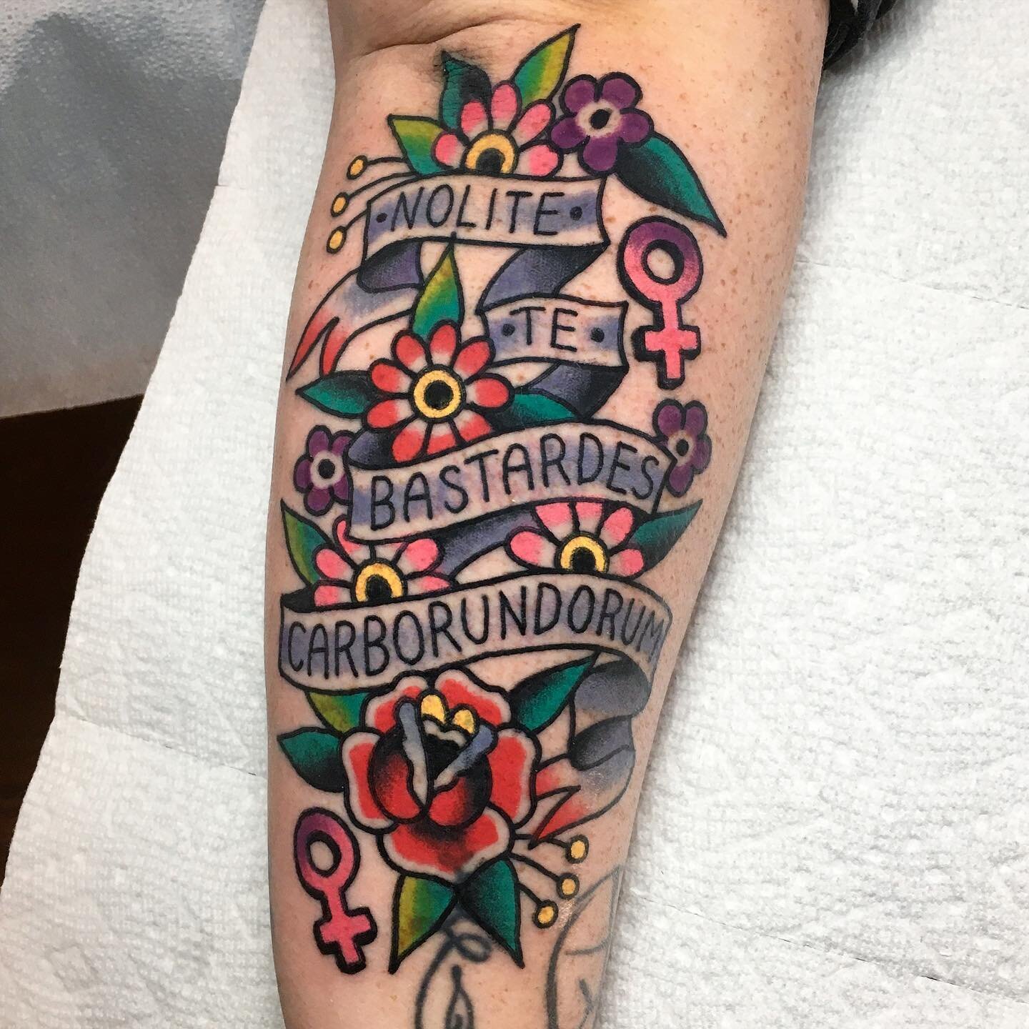 Don&rsquo;t let the bastards grind you down 🙅&zwj;♀️ #tattoo #tattoos #traditionaltattoo #floraltattoo #feministtattoo #handmaidstale #flowertattoo #nolitetebastardescarborundorum #tradisrad #radtrad #colortattoo #usatraditional #tradworkers #ladyta