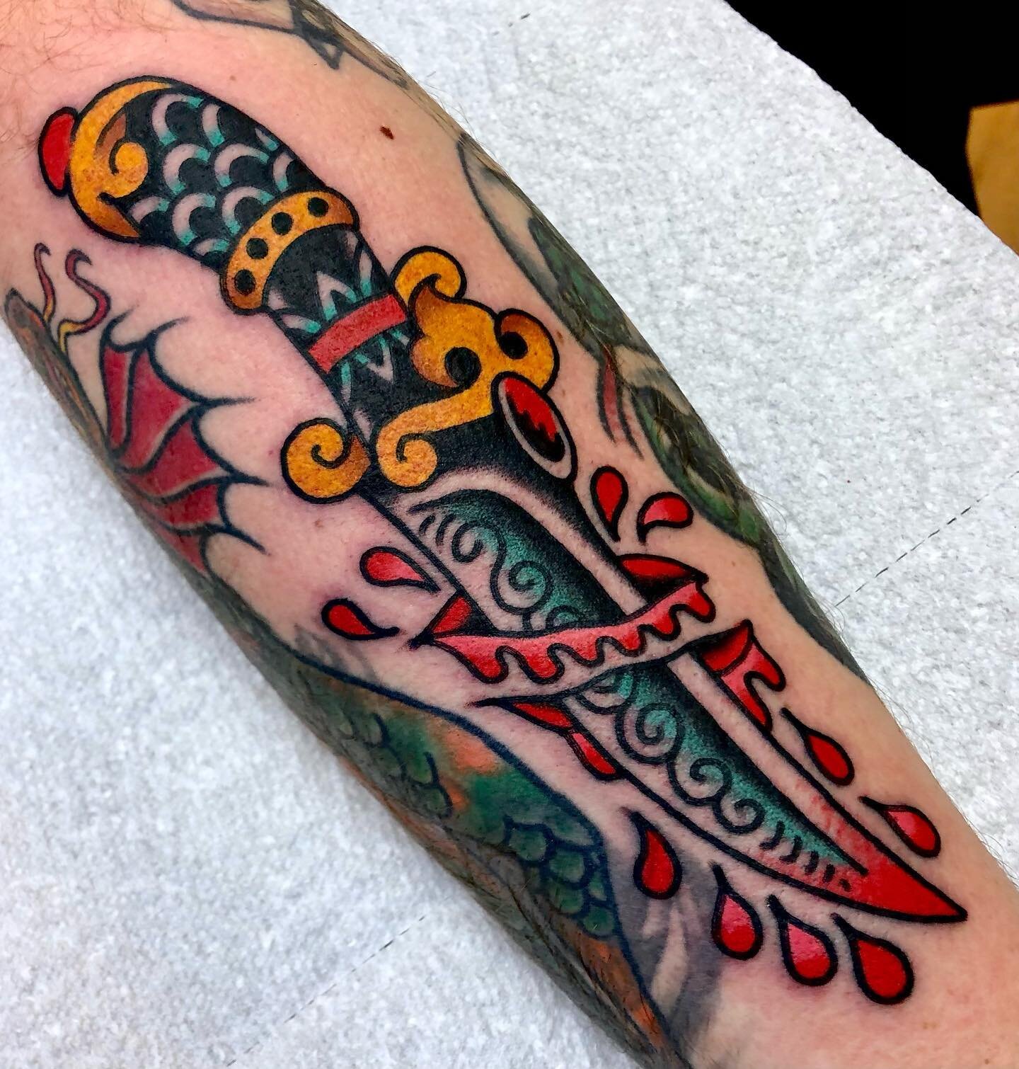 I love tattooing daggers. Thank you for looking!! #tattoo #tattoos #traditionaltattoos #bright_and_bold #skinart #oldlines #oldschooltattoo #traditionalclub #tattooing #tattooart #tradworkers #tradtattoo #tradwork #americantraditional #besttradtattoo