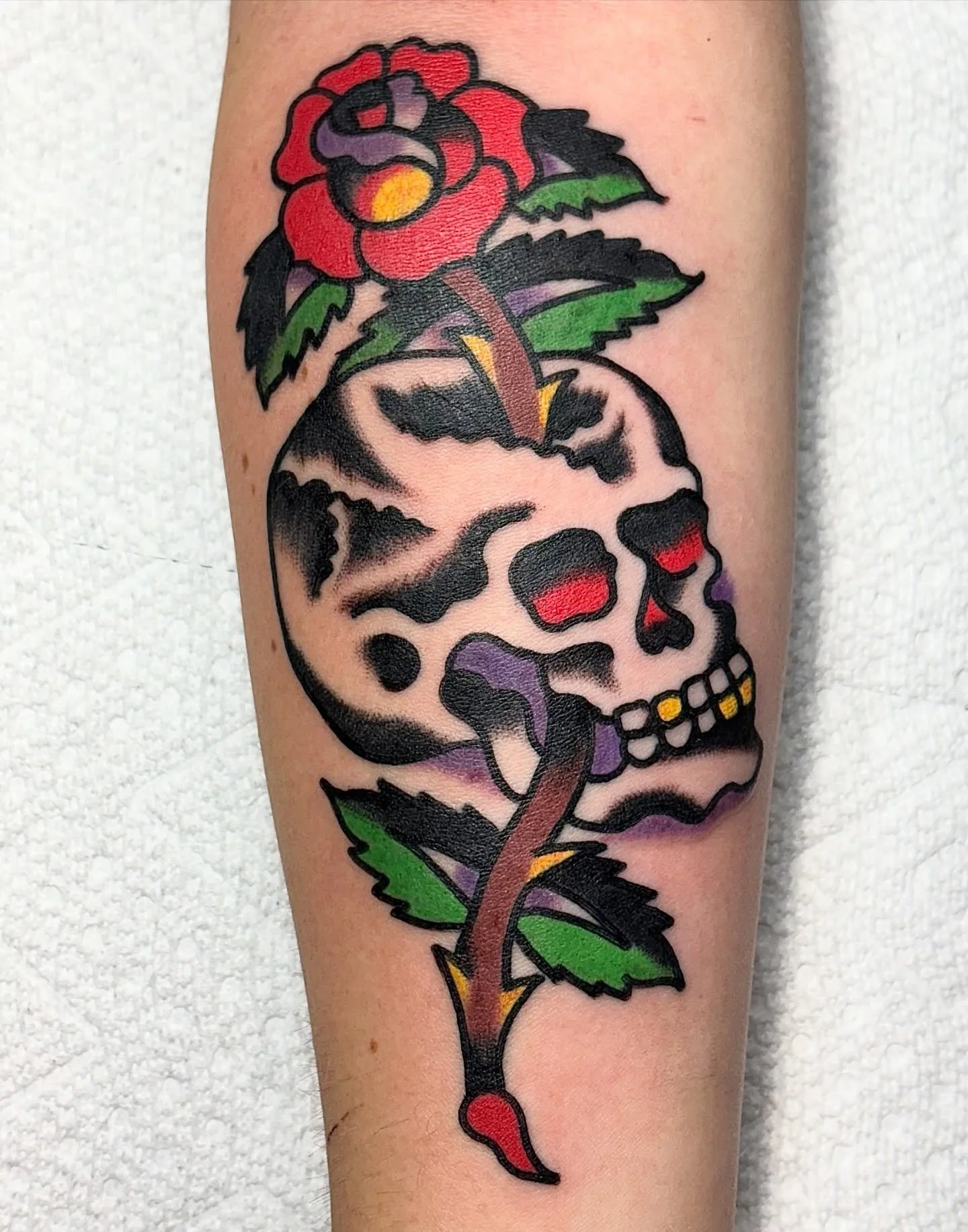 Can&rsquo;t go wrong with a skull n&rsquo; definitely can&rsquo;t go wrong with adding a rose to it! Dm to book your next tattoo. Flash or custom always welcome~