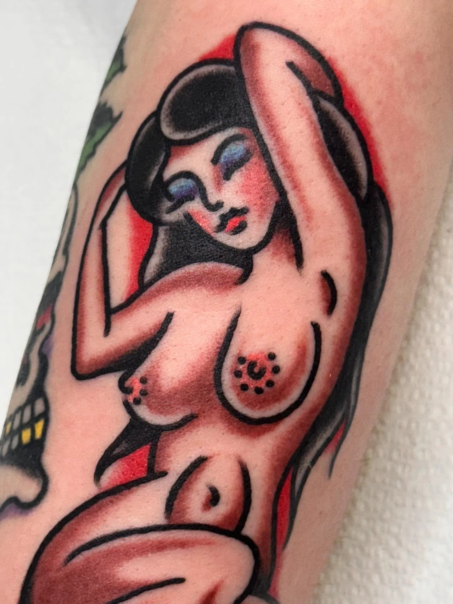 Everyone needs a pretty lady to hang on their arm. Dm to book yours!