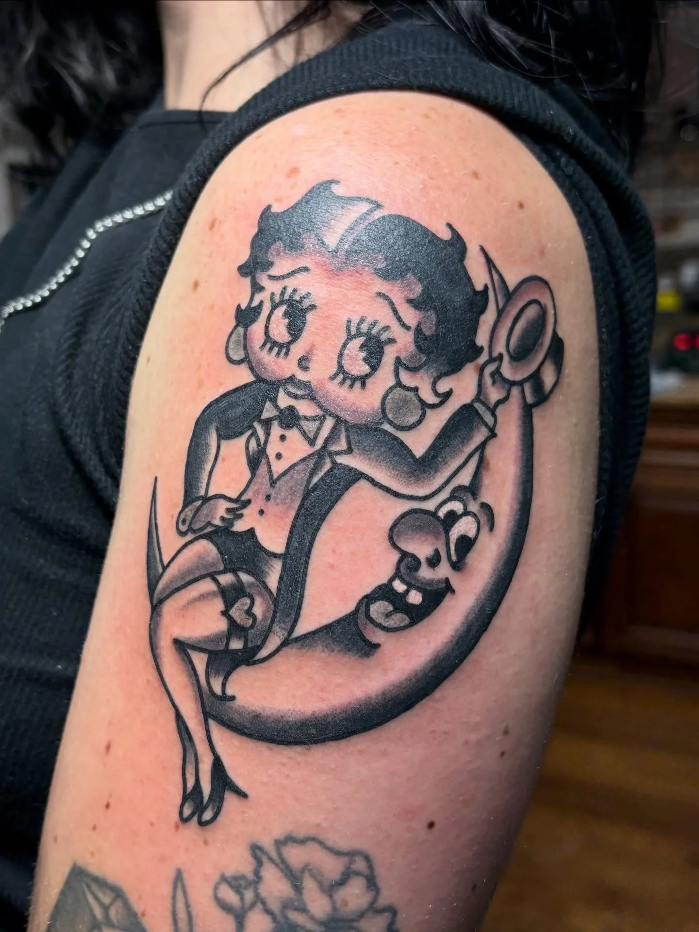 Various tats&hellip; some custom, some flash! All made to look good for a life time n&rsquo; then some. I got free time Dec 16-21st and then the 30-31st! DM for available times🤙🏻