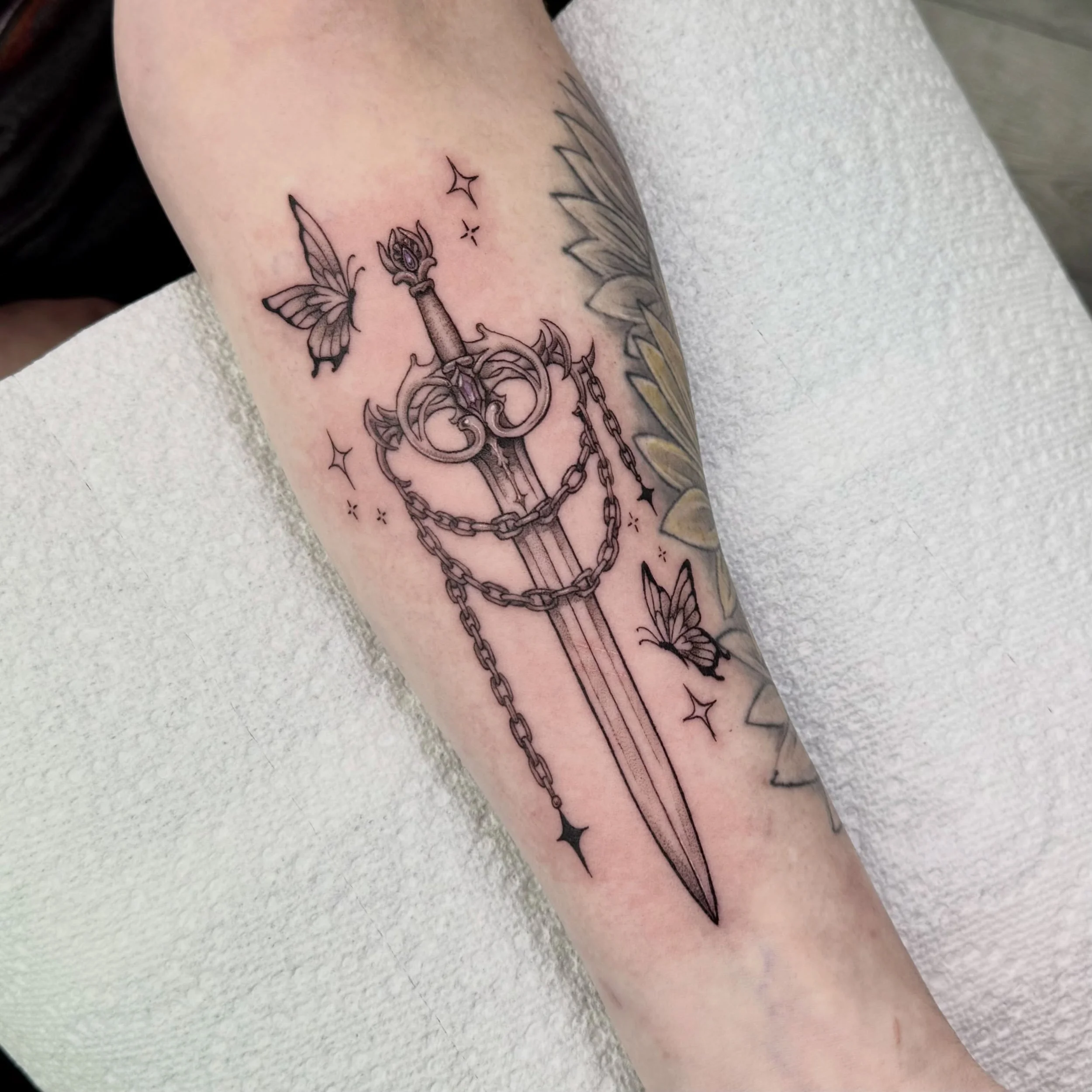 I love tattooing swords😮&zwj;💨💕 thank you x100 for let me do it!

#sword #medieval