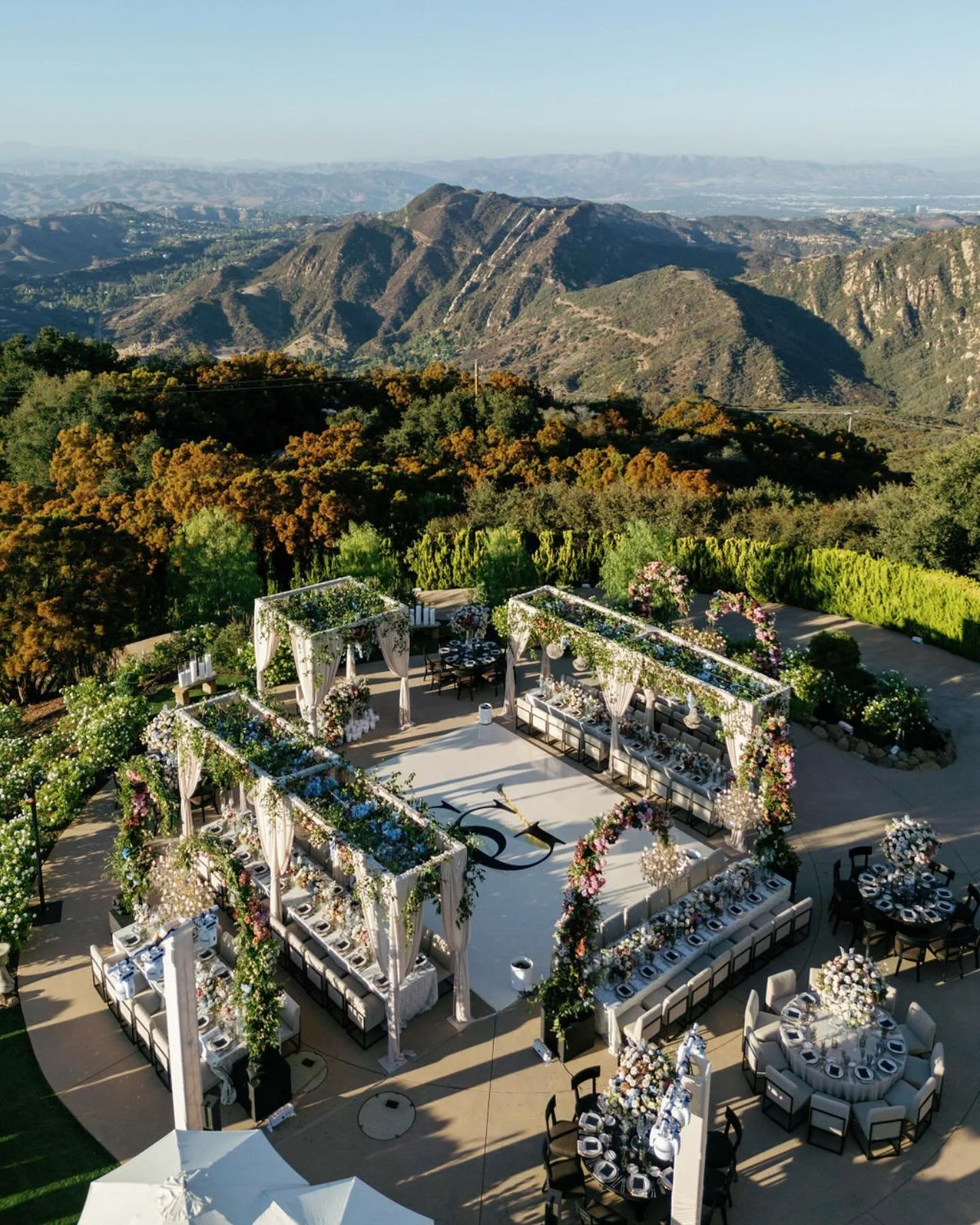 One of the most elegant and extravagant weddings we’ve hosted! 🌸 With florals as far as the eye could see and breathtaking views, it was truly a magical day. Huge thanks to our incredible in-house planner for bringing this vision to life! 💖 #