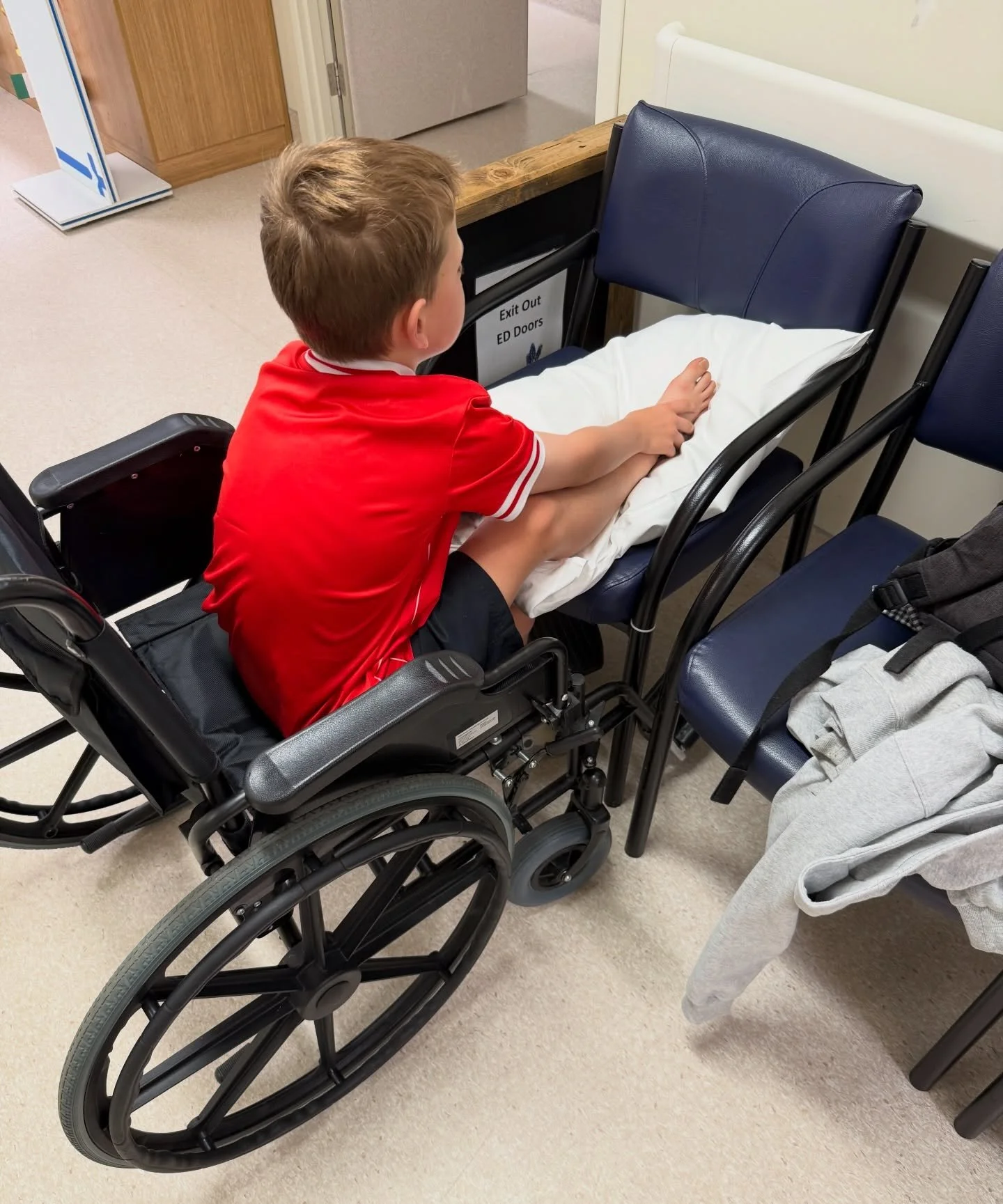 🫣 Nothing like starting the term in A&amp;E for 7 hours after Josh smashed his foot playing soccer. Gah&hellip; 

Another day, another injury, another ball to juggle 🤹🤪