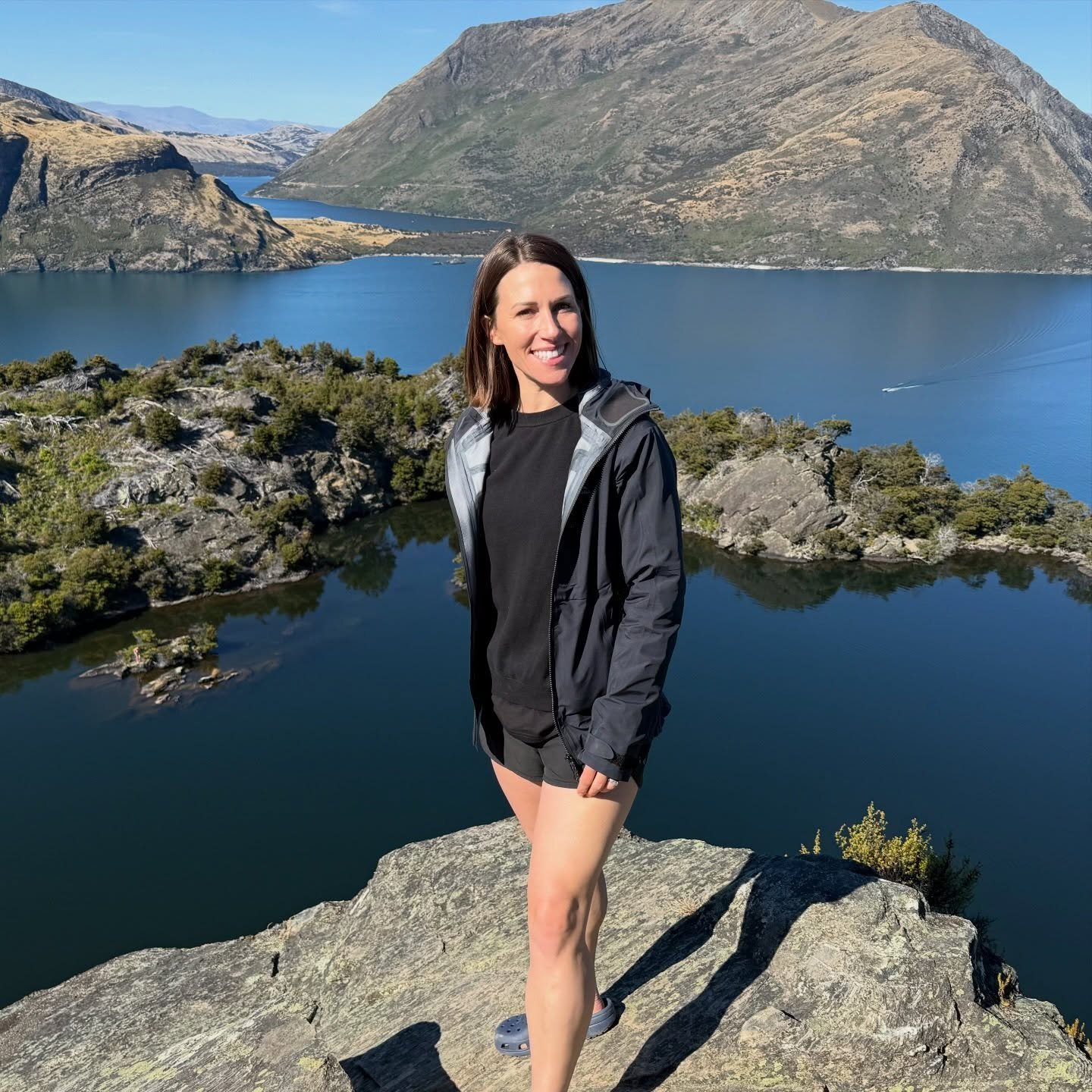 🌿 A P R I L 💛 Thanks for the ups, downs &amp; lessons! 
🥾 Hikes
👩🏽&zwj;💻 Work, work, work 
🐾 Puppy training 🐶
☀️ Sunrises
🫨 Earth quake food box prep 
☔️ Mental health walks in the rain
🎥 Filming
🏃 Scouting
🥙 Meals in the car 
🎴 Finally 