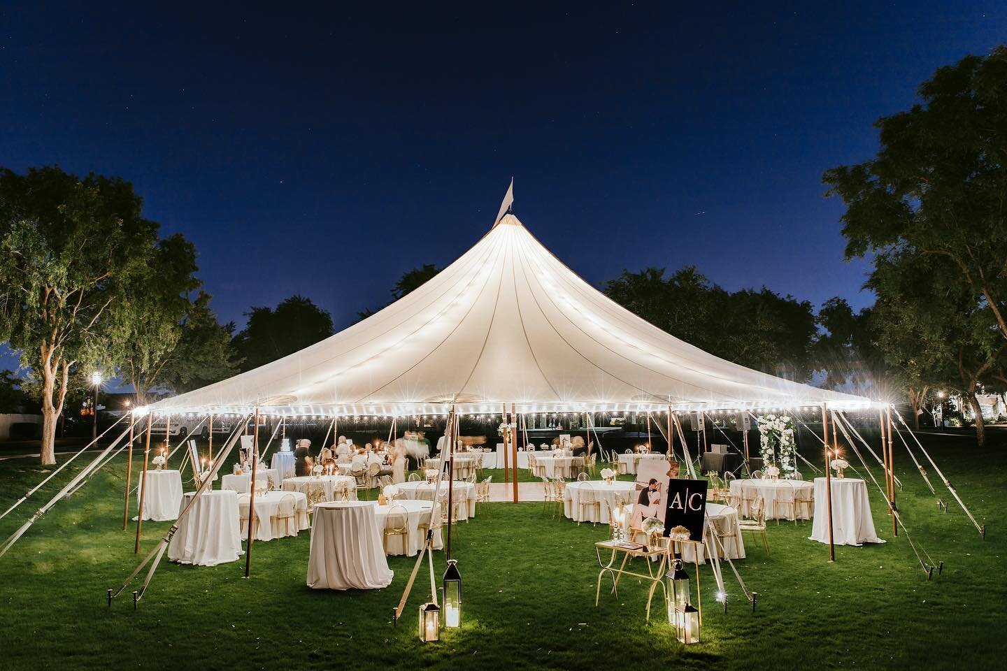 Love seeing our tents transform a common area (retention basin here) into a beautiful event venue 🤍

Queen Tent + Lighting
Amber Ghost Chairs
Maple Dance Floor
6&rsquo; Banquet Round Tables
Banquet Cocktail Tables