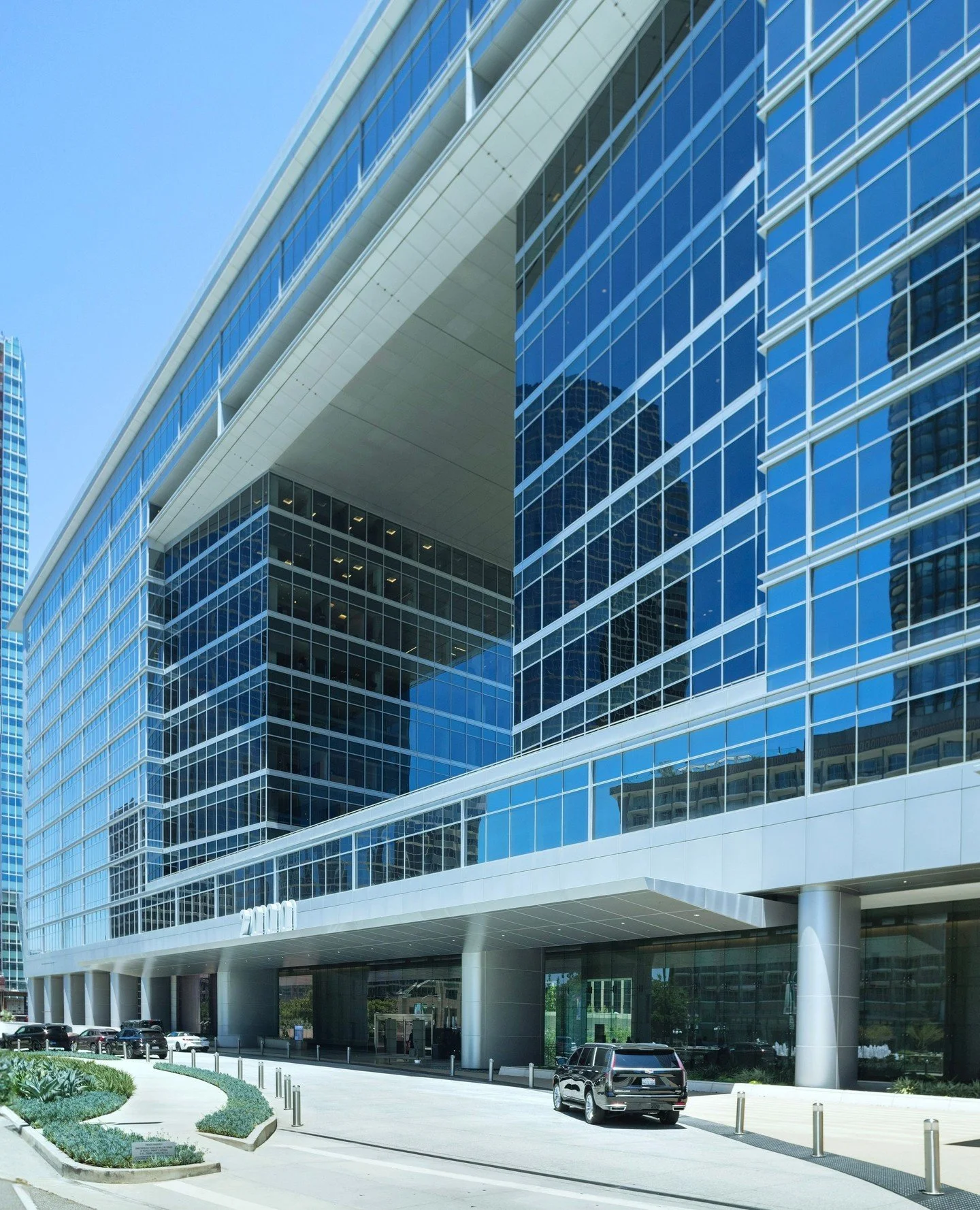 A warm welcome starts at the curb. ⁠
⁠
#CenturyPark #LosAngelesArchitecture #ArchitecturePhotography #Architecture #CenturyCity
