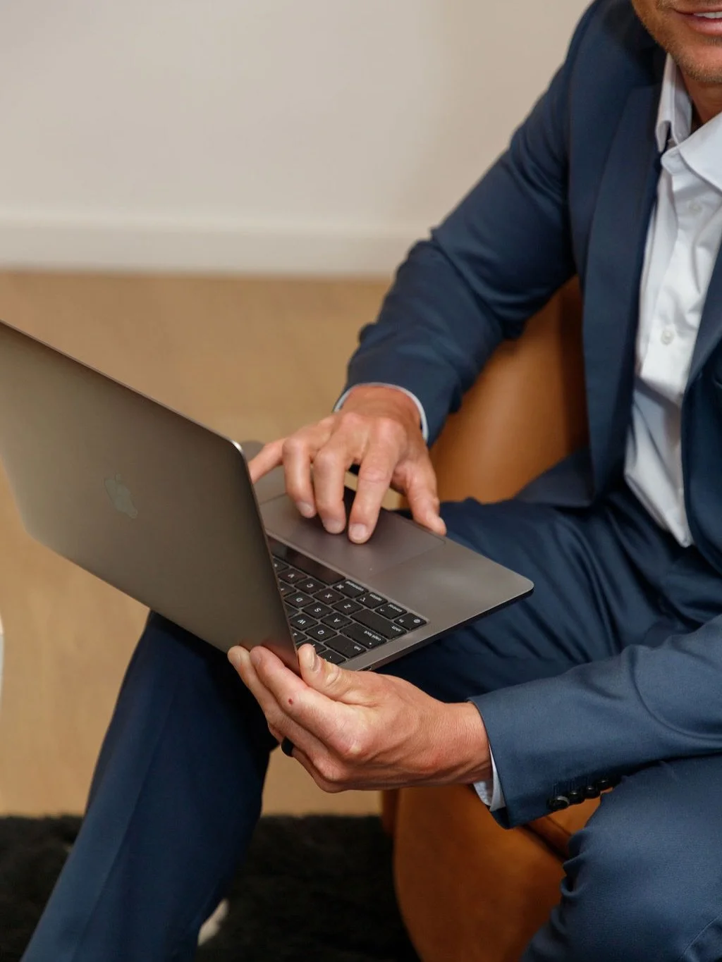 Take a break, head to the shoe repair downstairs, come back with one less thing to think about 💆👞
.
.
.
.
#centurycity #centurypark #luxuryoffices #shoeshiner #officepark