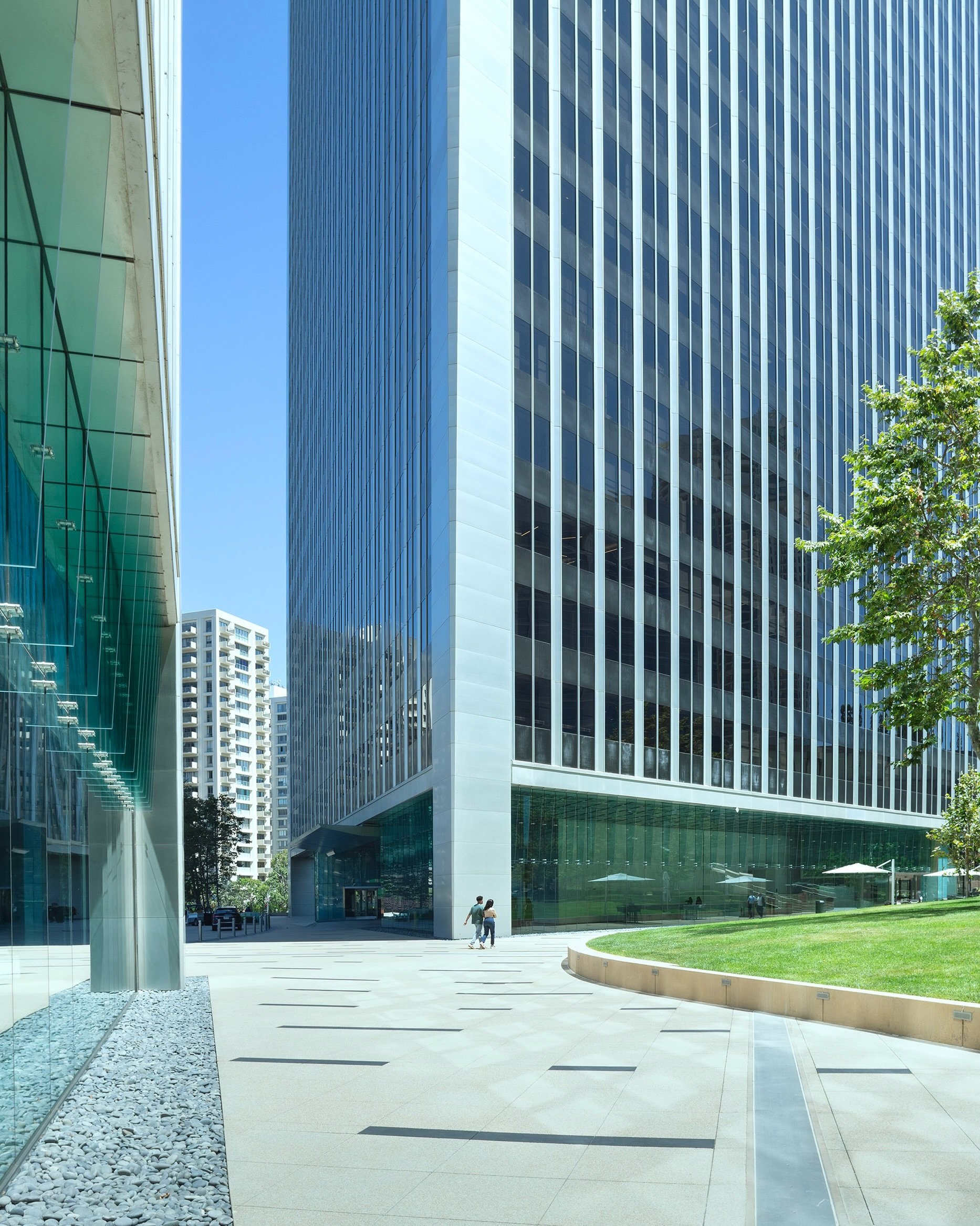 Corners of Century Park that make the workday feel a little lighter. ✨ Which one is your favorite? 
.
.
.
.
#centurypark #centurycity #luxuryoffice #modernarchitecturedesign #officebuildings