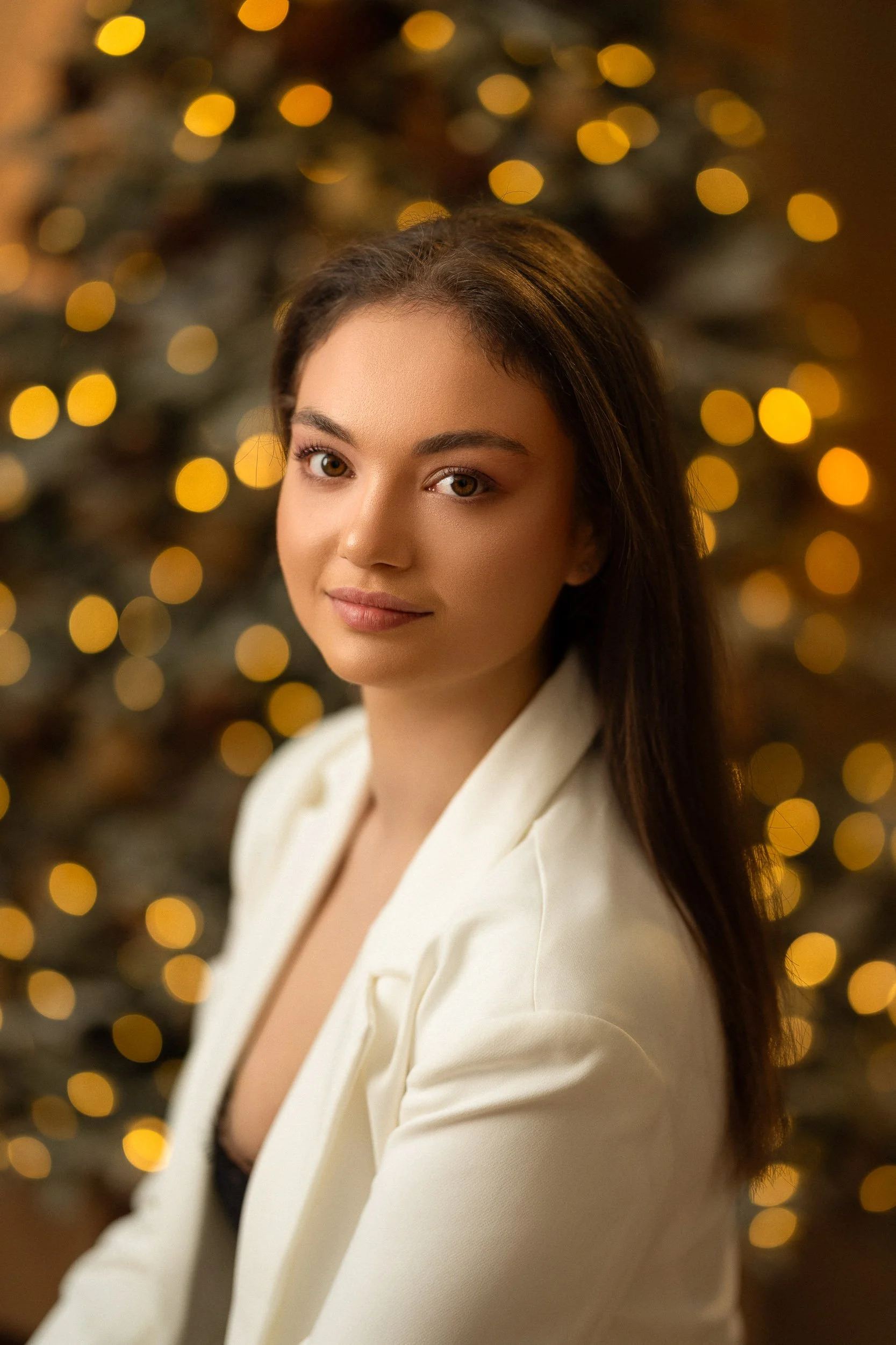 christmas-portrait-white-blazer-elberta-pictures.jpg