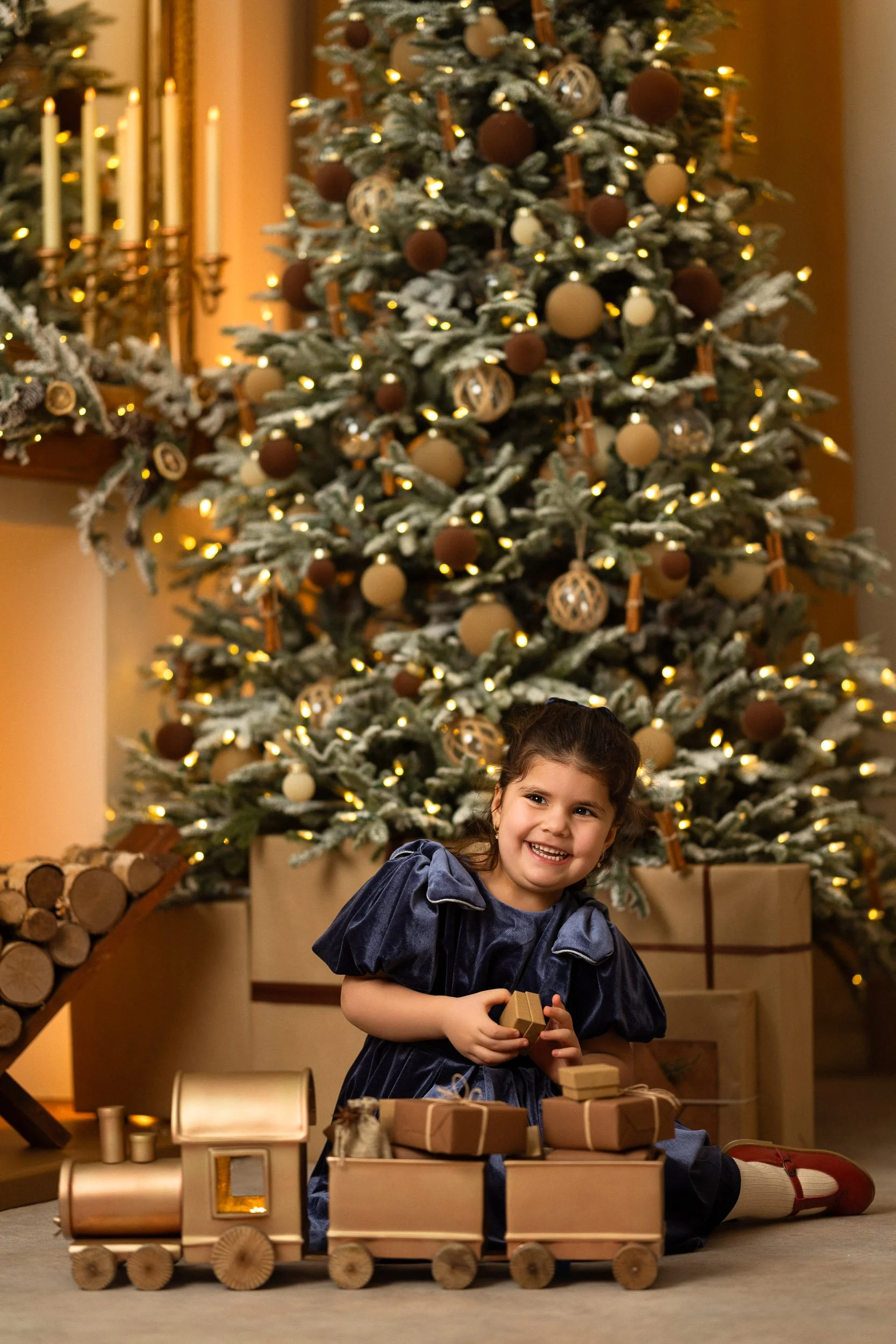 child-christmas-portrait-train-elberta-pictures.jpg