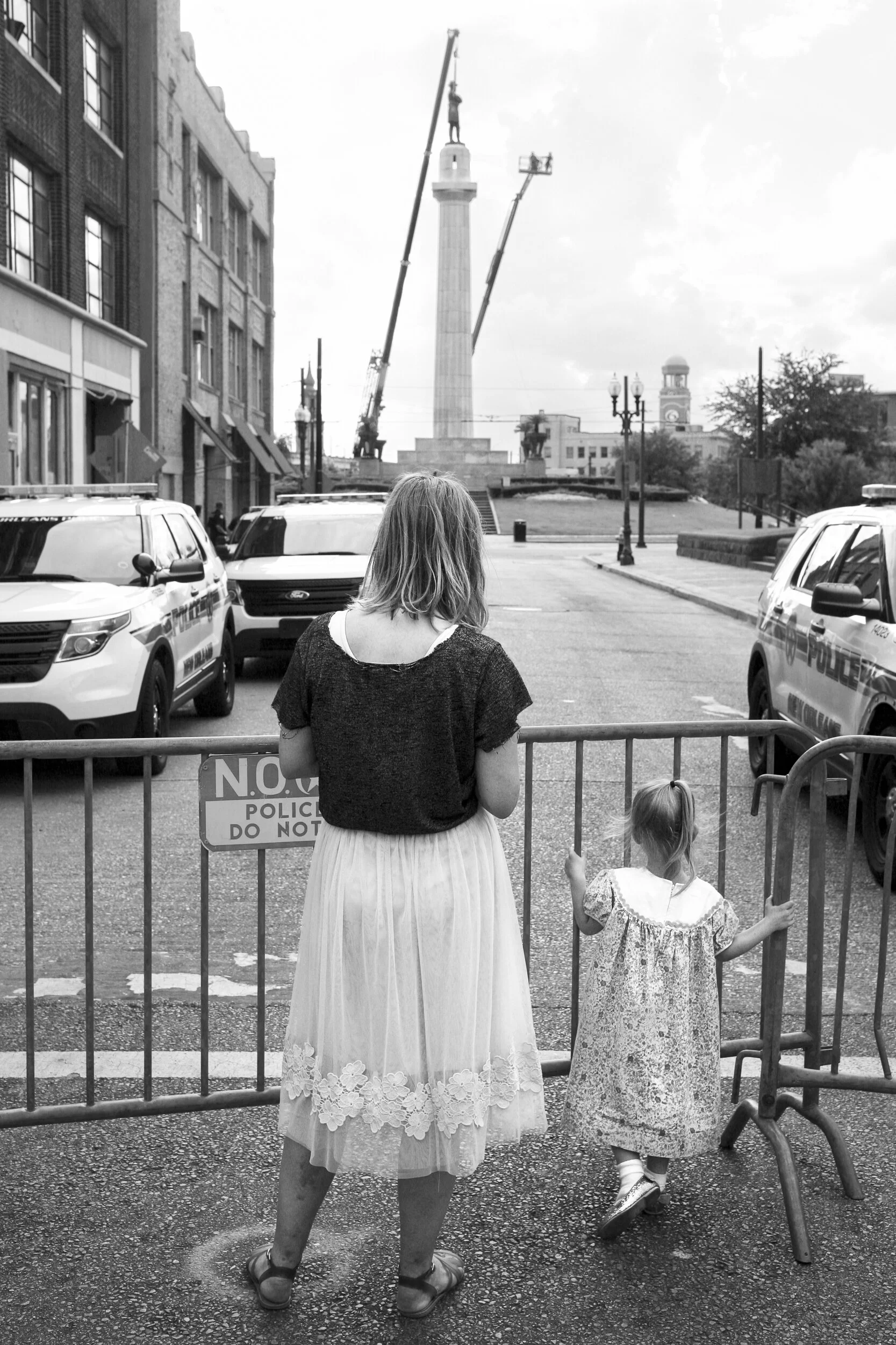 Woman and child observing the removal of Robert E. Lee's statue