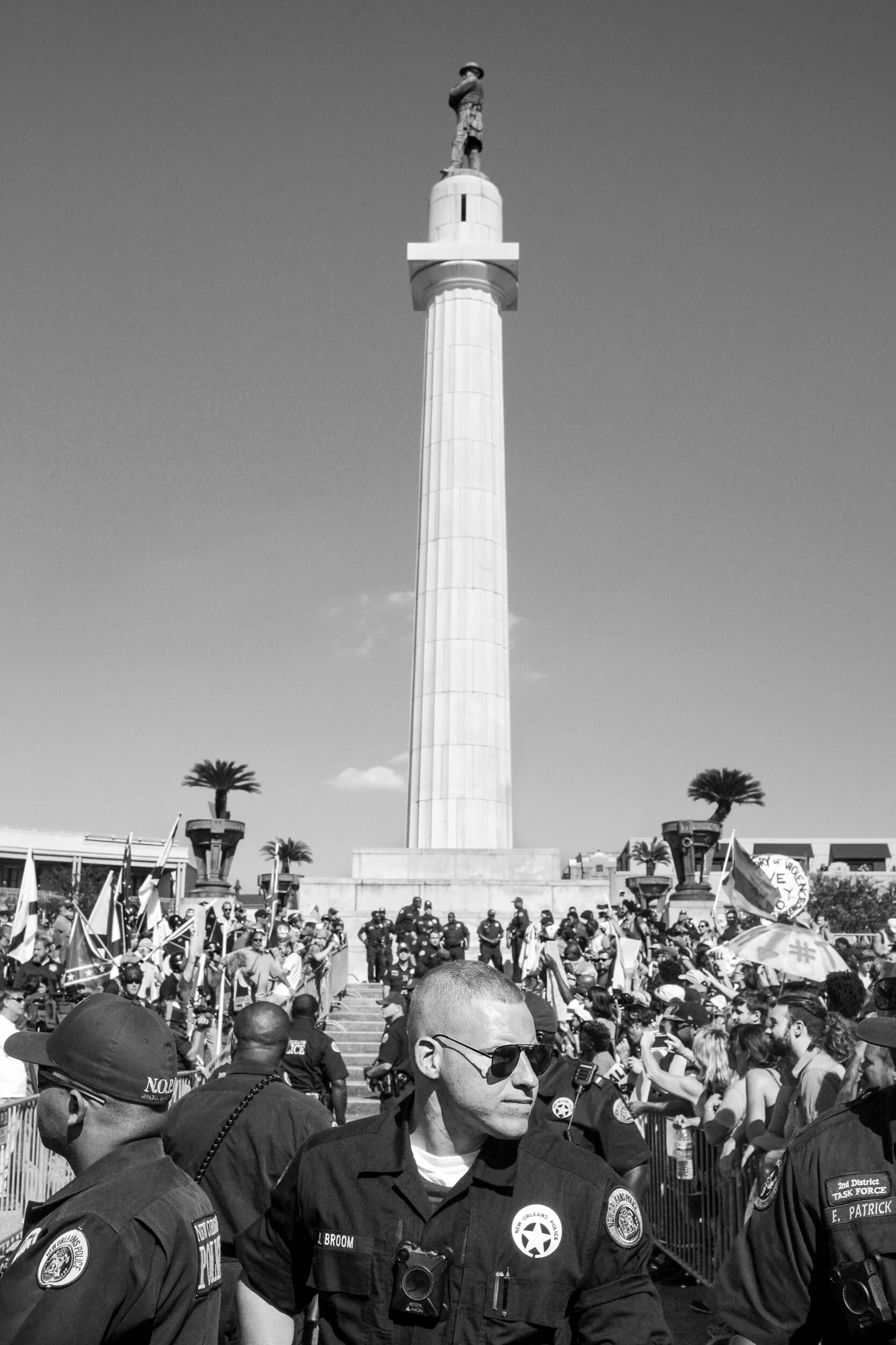 New Orleans police holding the line between defenders of the monuments (left) and supporters of their removal (right), at Lee Circle