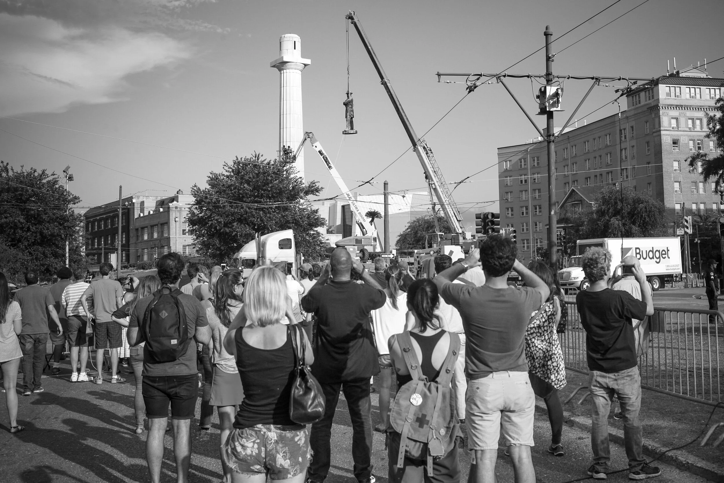 A crowd gathered to witness the removal of the Lee monument from atop its 68 foot column [xx]