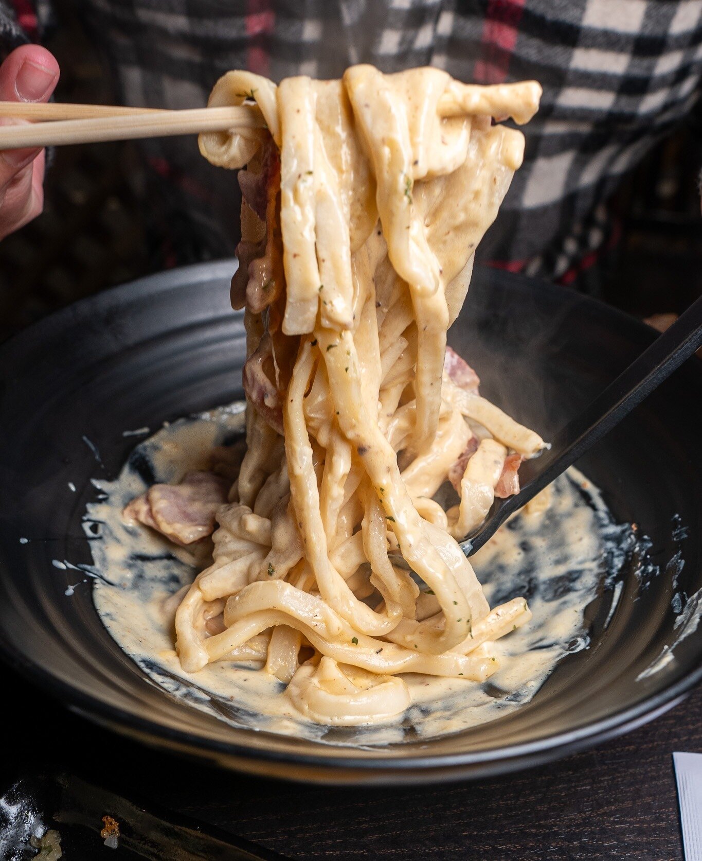 Satisfy your cravings with the creamy richness of miso carbonara udon &ndash; a flavor sensation like no other! ITADAKUMASU! #UmamiJourney 😋🍜

👇 Freshly homemade noodles 

◾️◽️◾️◽️◾️◽️◾️◽️◾️◽️
🍜 ᴍᴀʀᴜɢᴀᴍᴇ ᴍᴏɴᴢᴏ ʟᴀ
⏰ ᴍᴏɴ - ᴛʜᴜʀꜱ : 11:30 ᴀᴍ - 9:00 ᴘ
