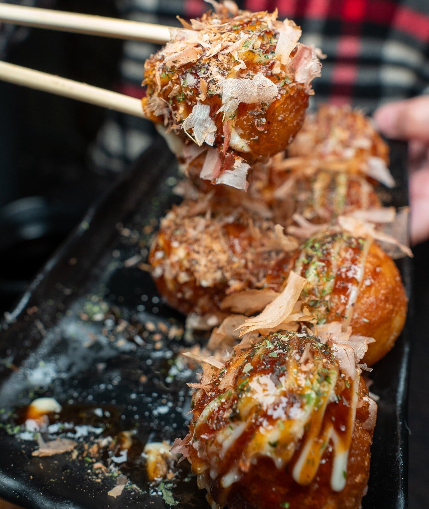 A burst of flavor in every ball. Takoyaki: the ultimate Japanese street food indulgence! ITADAKIMASU #FoodieFindsLA 

👇 Freshly homemade noodles 
◾️◽️◾️◽️◾️◽️◾️◽️◾️◽️
🍜 ᴍᴀʀᴜɢᴀᴍᴇ ᴍᴏɴᴢᴏ ʟᴀ
⏰ ᴍᴏɴ - ᴛʜᴜʀꜱ : 11:30 ᴀᴍ - 9:00 ᴘᴍ 
⏰ ꜰʀɪ - ꜱᴜɴ: 11:30 ᴀᴍ - 1