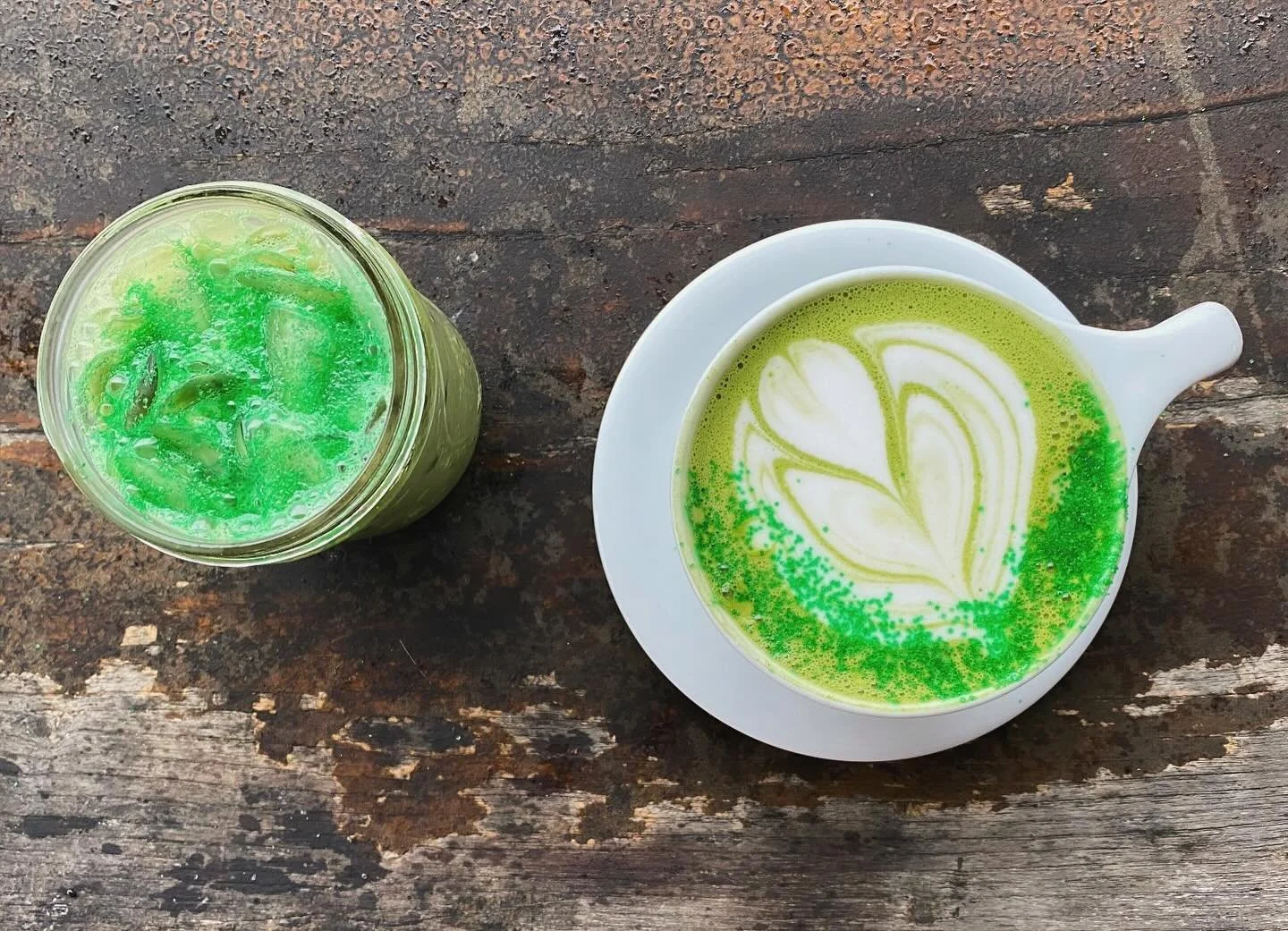 Ooo its time for your heart to grow two sizes because it&rsquo;s the Grinchy Matchaaaa! 💚😍💚 Are y&rsquo;all feelin naughty or nice this year (aka Hot or Iced) ??? Or literally get both, we don&rsquo;t judge! Something about mint and matcha just br