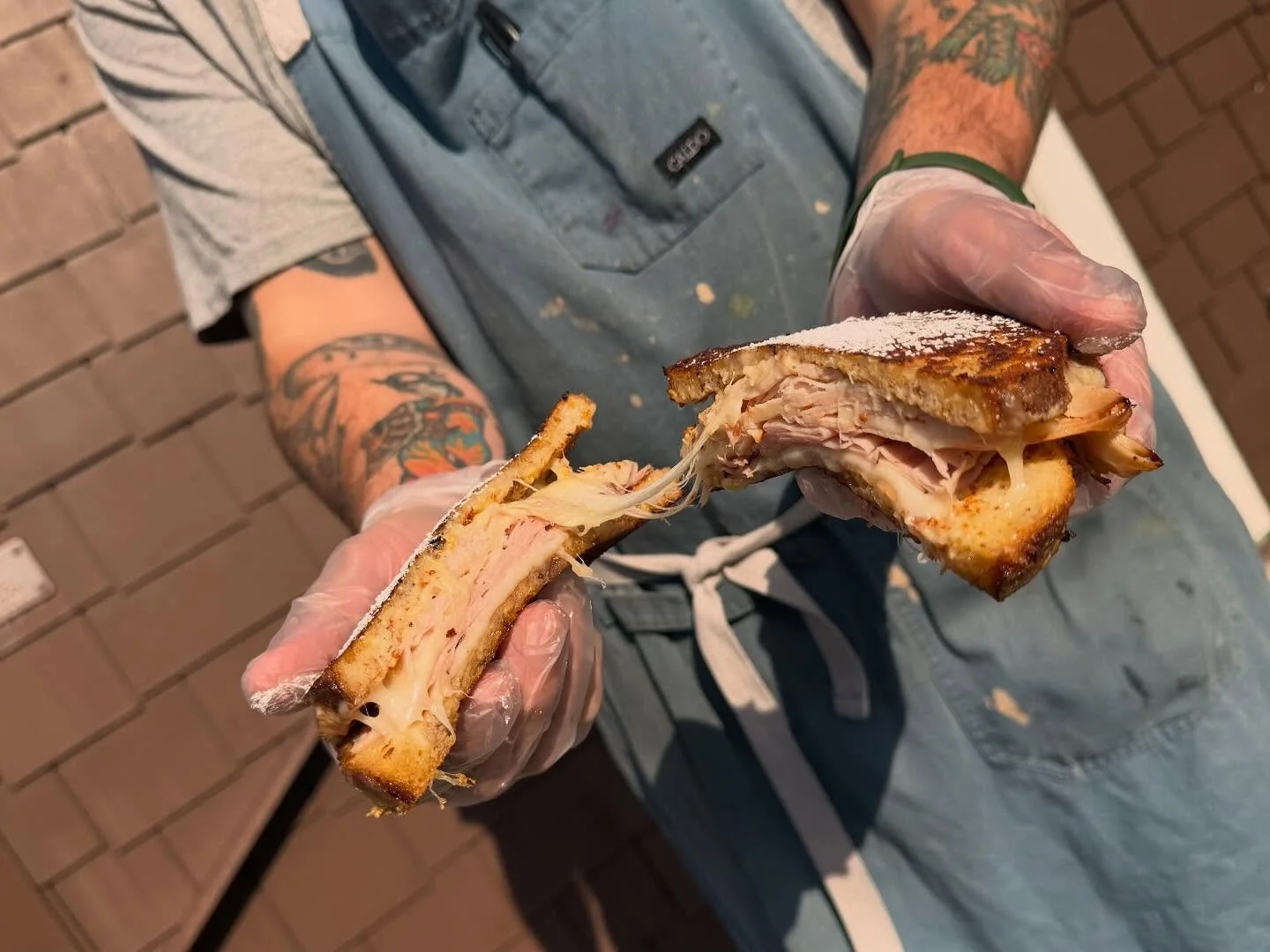Ohhhhhhhhh lordy would you look at that cheese pull? Had to do it to em!!!!!! Y&rsquo;all know we love a good sammy round here but this Monte Cristo?! WINNER!!!!! 🧀🐷🥪 almost too good to be true! Farmhouse French toast, ham, turkey, Swiss, lusty mo