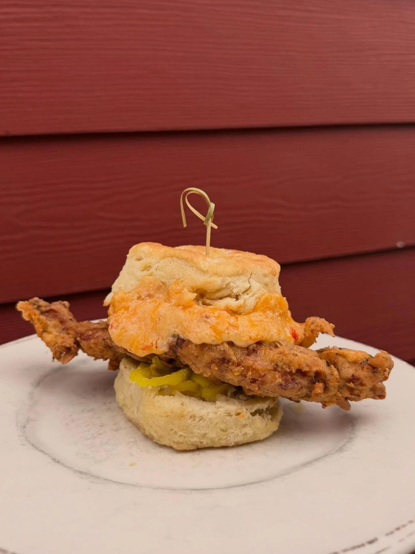 😵&zwj;💫 this is the Super Bowl food you&rsquo;re craving 😵&zwj;💫 fried Joyce farms chicken breast, smoked Gouda and cheddar pimento cheese, banana peppers, buttermilk biscuit! You know we always do it right cmon now!!!! 🍽️ 

.
.
.
.
.
.
. 
.
.
.