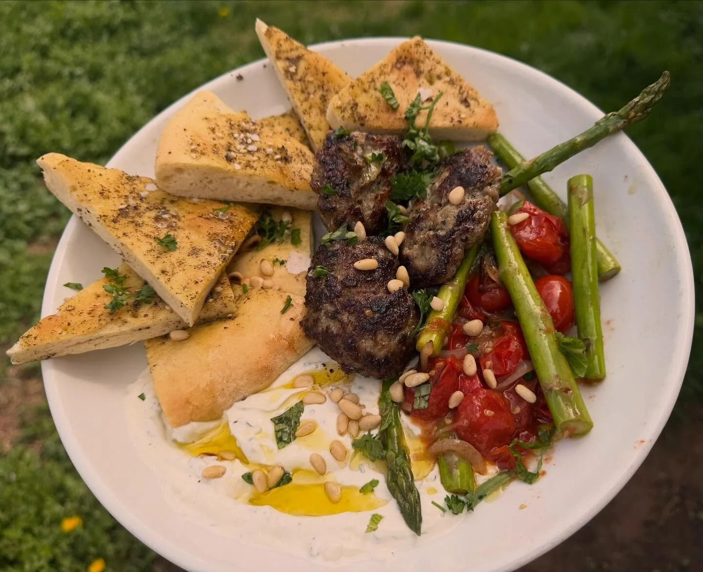 Nothing says Easter weekend like Lamb &amp; Manakeesh 🐑🍖🍽️ we got a little fancy dancy over here for yall! Mediterranean lamb patties, za&rsquo;atar manakeesh flat bread, Greek yogurt, asparagus, tomato, shallot, pine nuts, olive oil! These spices