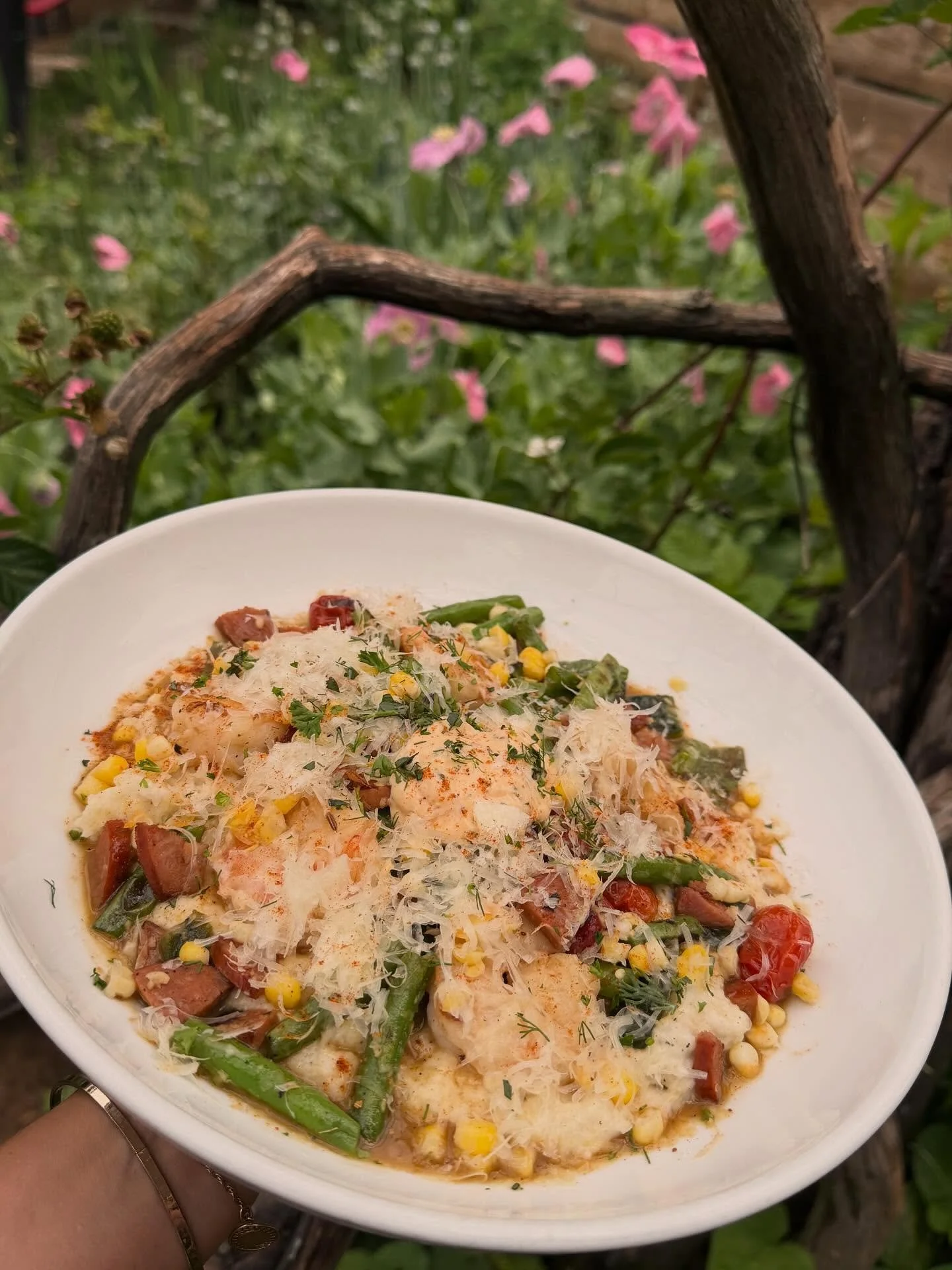 Calling all of our low country and high country hotties!!! This Low Country Grit Bowl is for y&rsquo;allllll!!! Oooowee if only you could smell this one right here boy oh boy does she smell guuuud!!! 😩😮&zwj;💨🤤 shrimp, andouille sausage, green bea