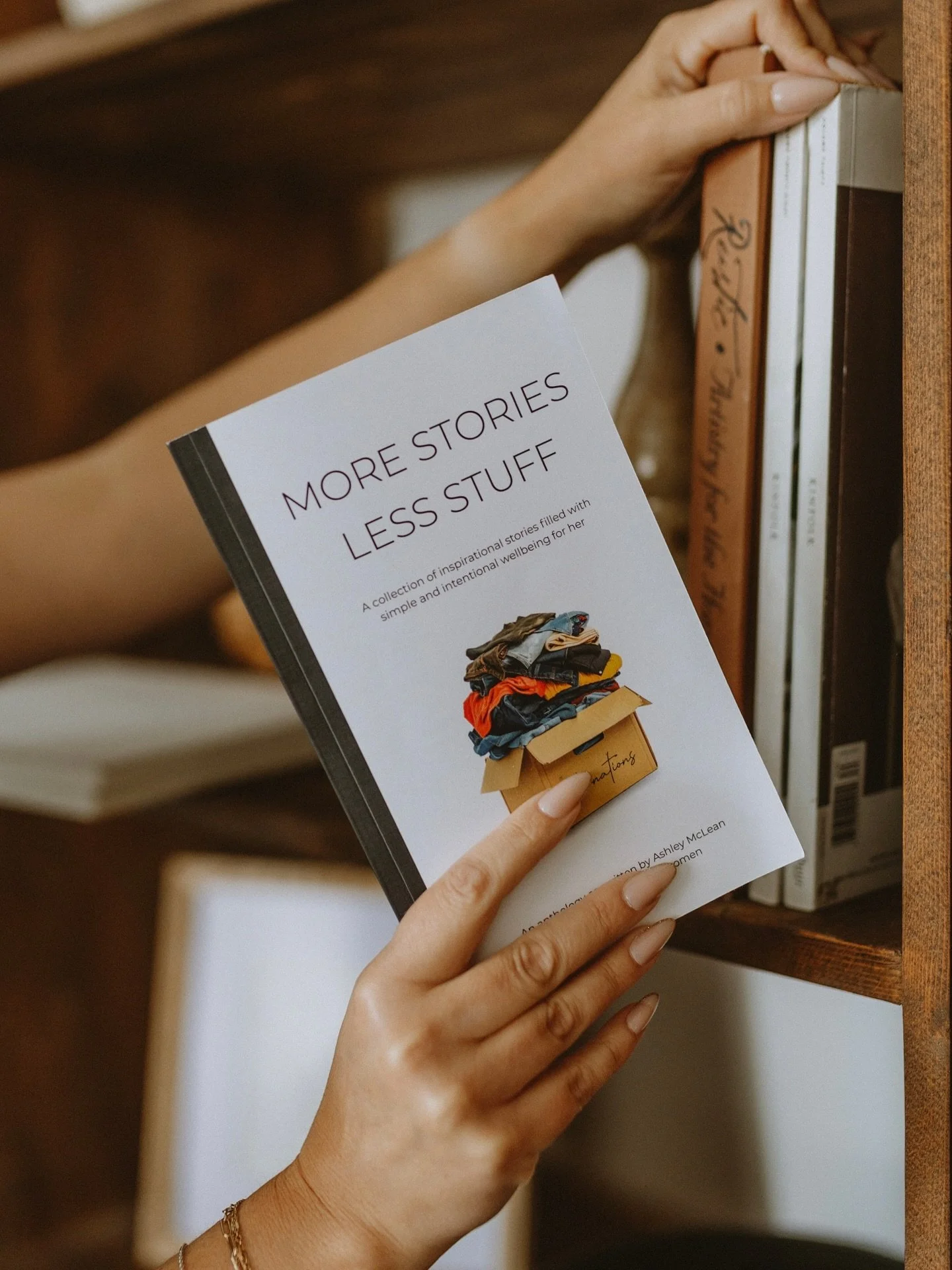 When one of your story contributors takes your book to a branding shoot! I can&rsquo;t even! 

Thank you, Krystee and Alyse for the stunning photos! 💖

Model | @sparxorganizing 
Photographer | @alyselakemanphotography