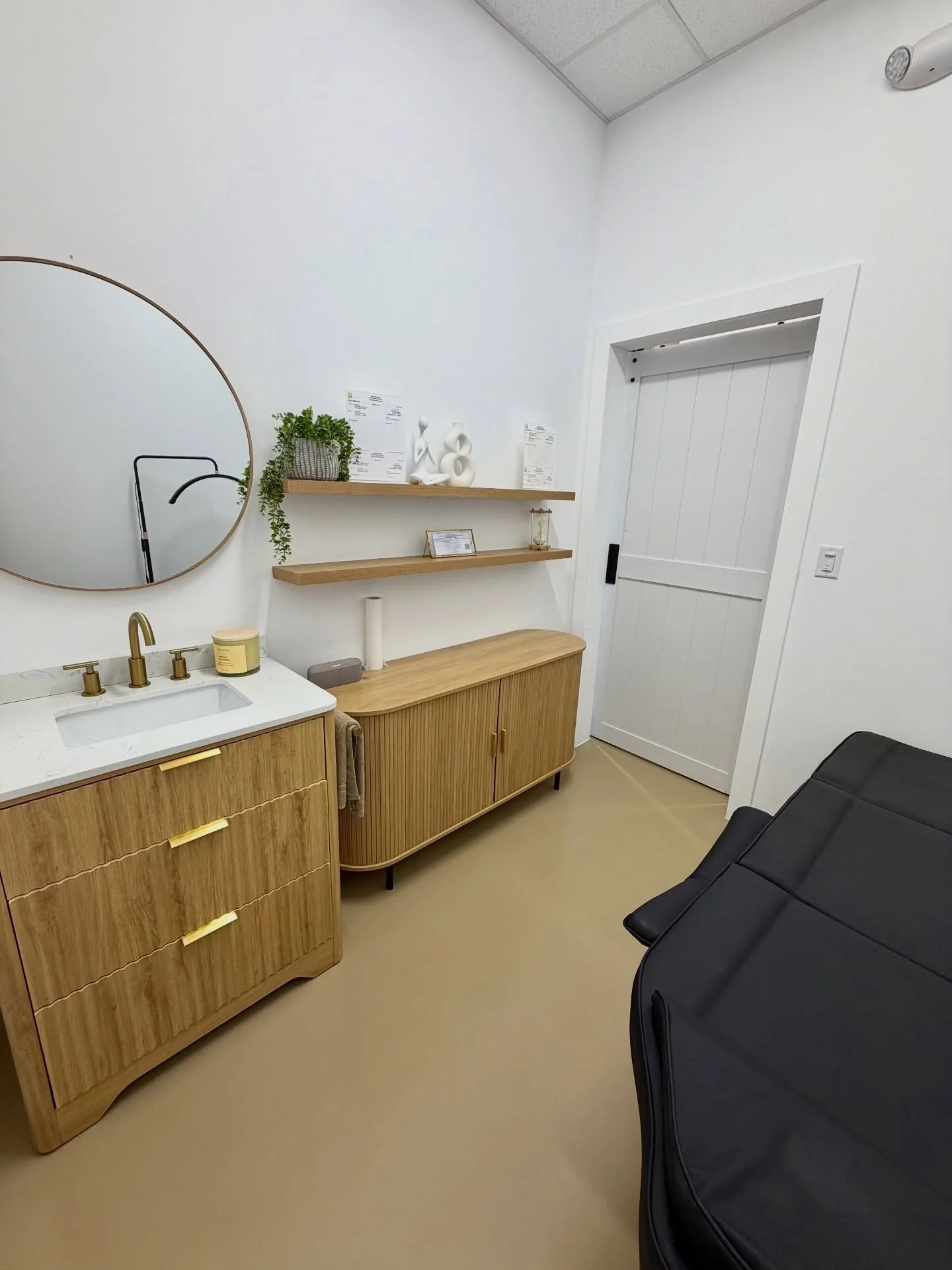 💅🏽✨ Private beauty room available in a prime location 🤍

✔️ Wi-Fi included
✔️ Utilities included
✔️ Laundry services included
✔️ Clean, professional environment
✔️ Built-in clientele 

Grow your business in a space that matches your vision 🤍
DM f