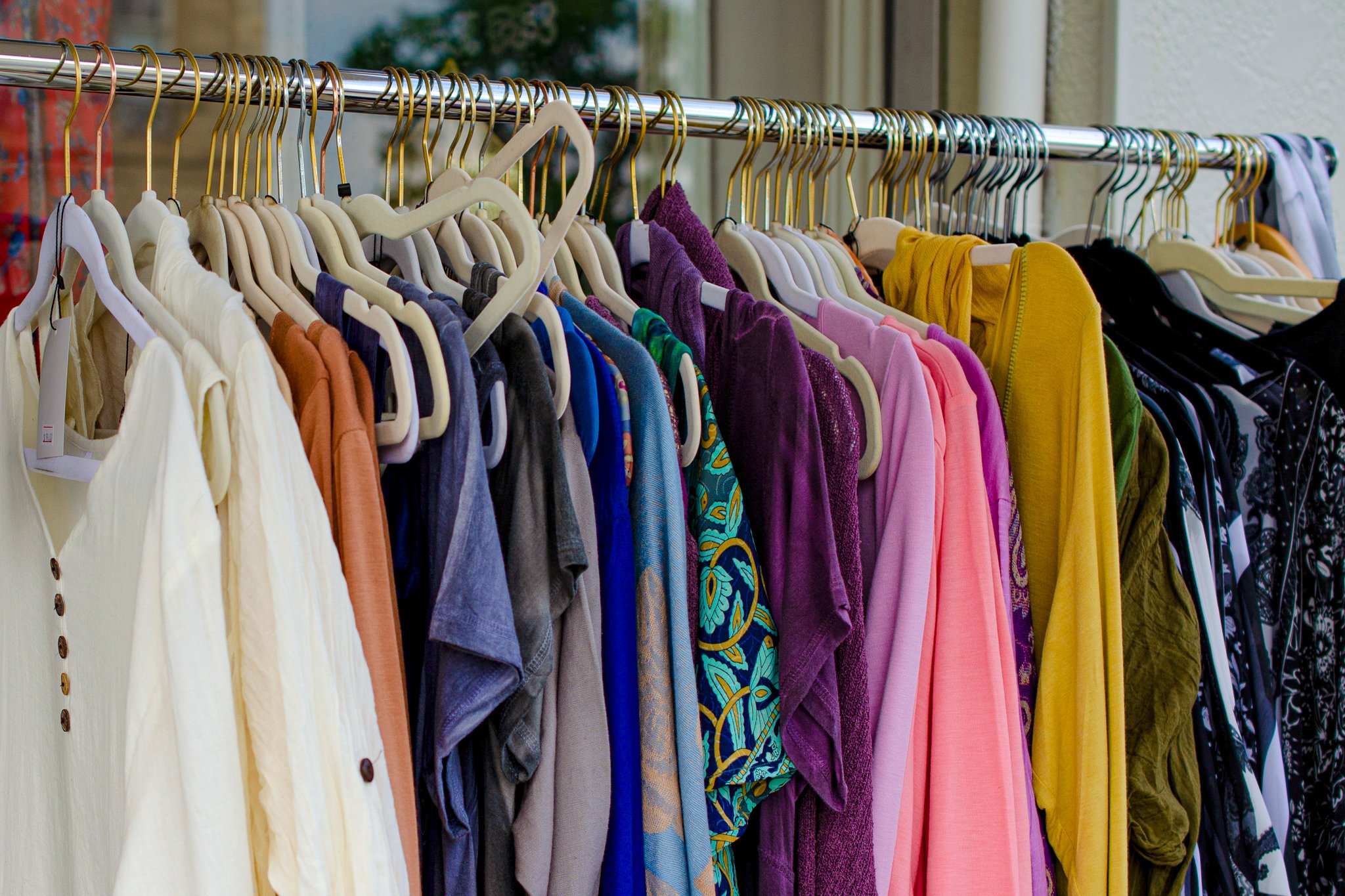 How to Color Coordinate Your Closet Like a Pro