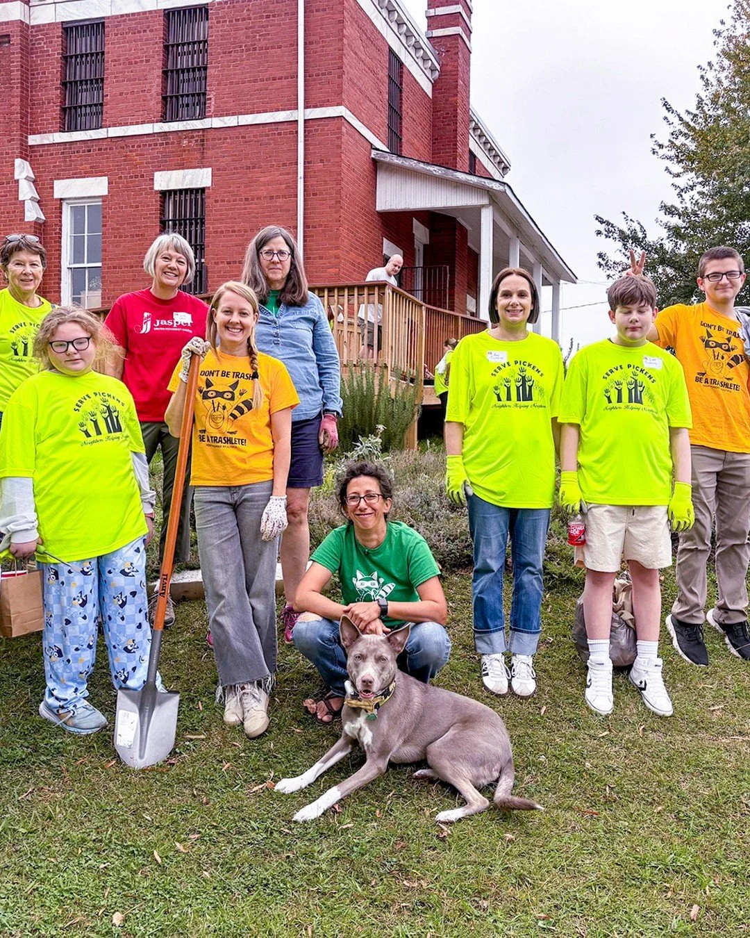 We have to give a round of applause to these lovely volunteers (pup included!) with Keep Pickens Beautiful, who recently spent a day cleaning up the Edible Pickens Gardens. What delicious fall crops can you harvest near you?

#keepgeorgiabeautifulfou