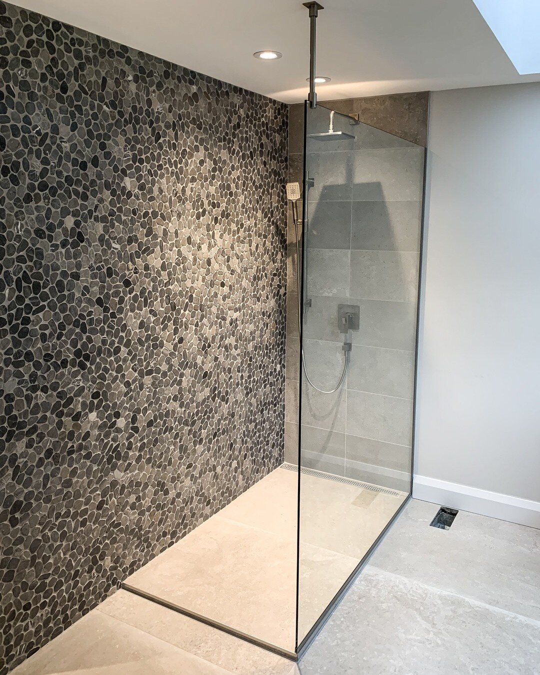 Stunning framess glass shower ❤